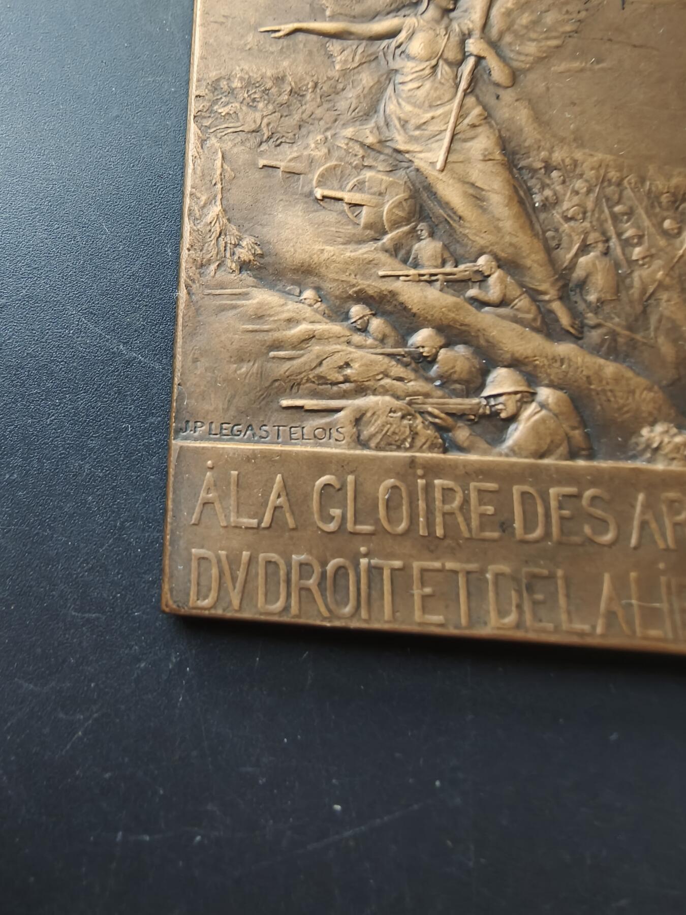 老王徽章第192期 法国一战“权利与自由”军队致敬方形大铜章       尺寸48×60mm     重量80g