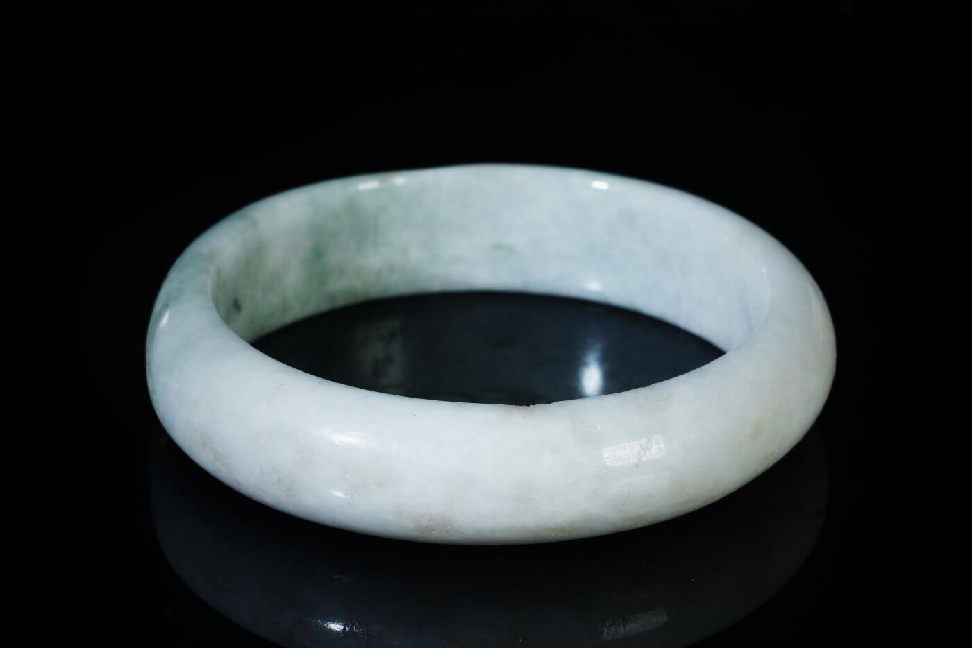 上海都达杂项专场八十一【全场包邮】  天然冰糯种飘绿翡翠（A货）手镯 附鉴定证书