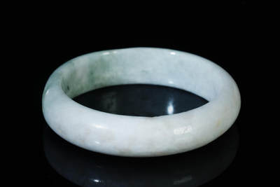 上海都达杂项专场103【全场包邮】  天然冰糯种飘绿翡翠（A货）手镯 附鉴定证书