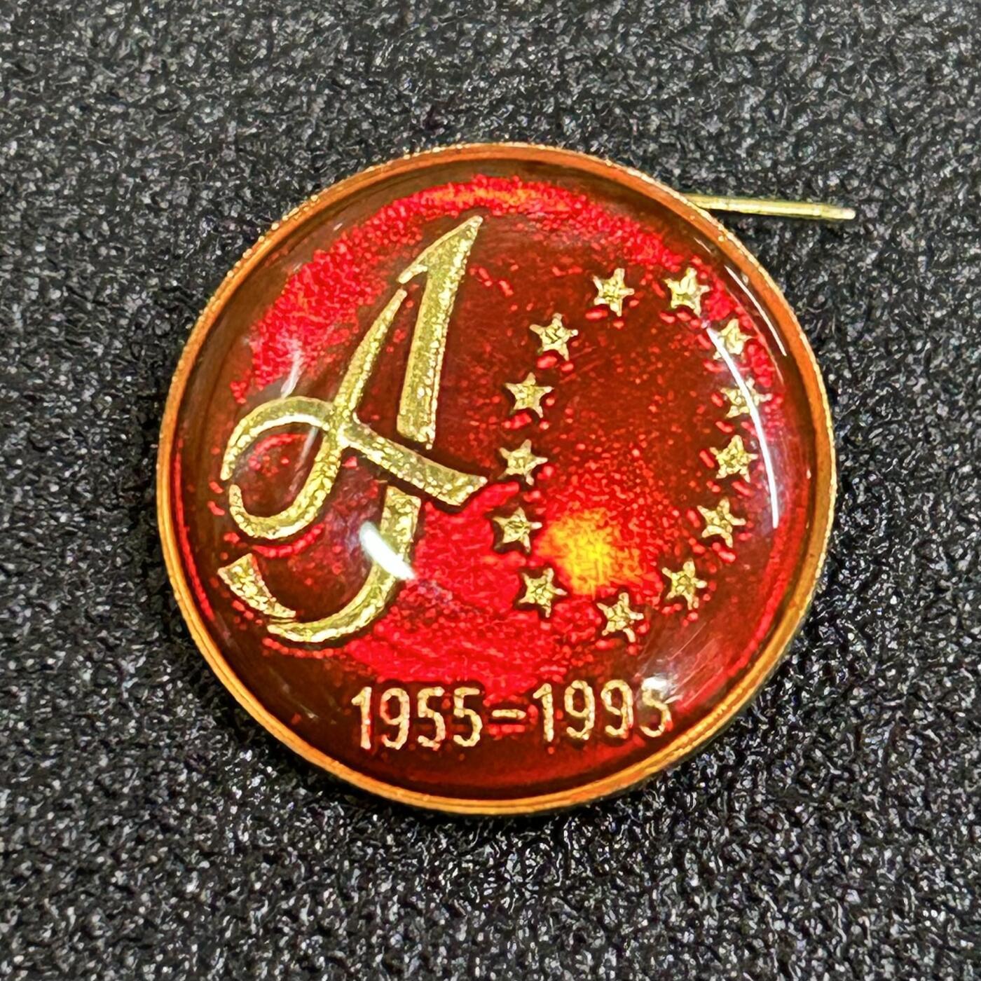 西秦中古拍卖第八十四期  新疆维吾尔自治区成立40周年纪念章 红色