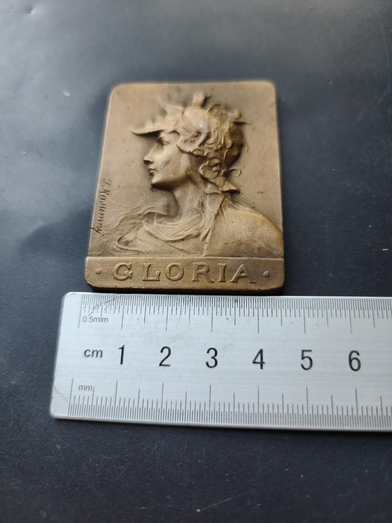 老王徽章第192期 法国护卫犬与警犬爱好者联合会1913年巴黎竞赛方形大铜章      正面为公鸡头玛丽安娜      大师Rasmuny作品      尺寸45×60mm     重量70.6g