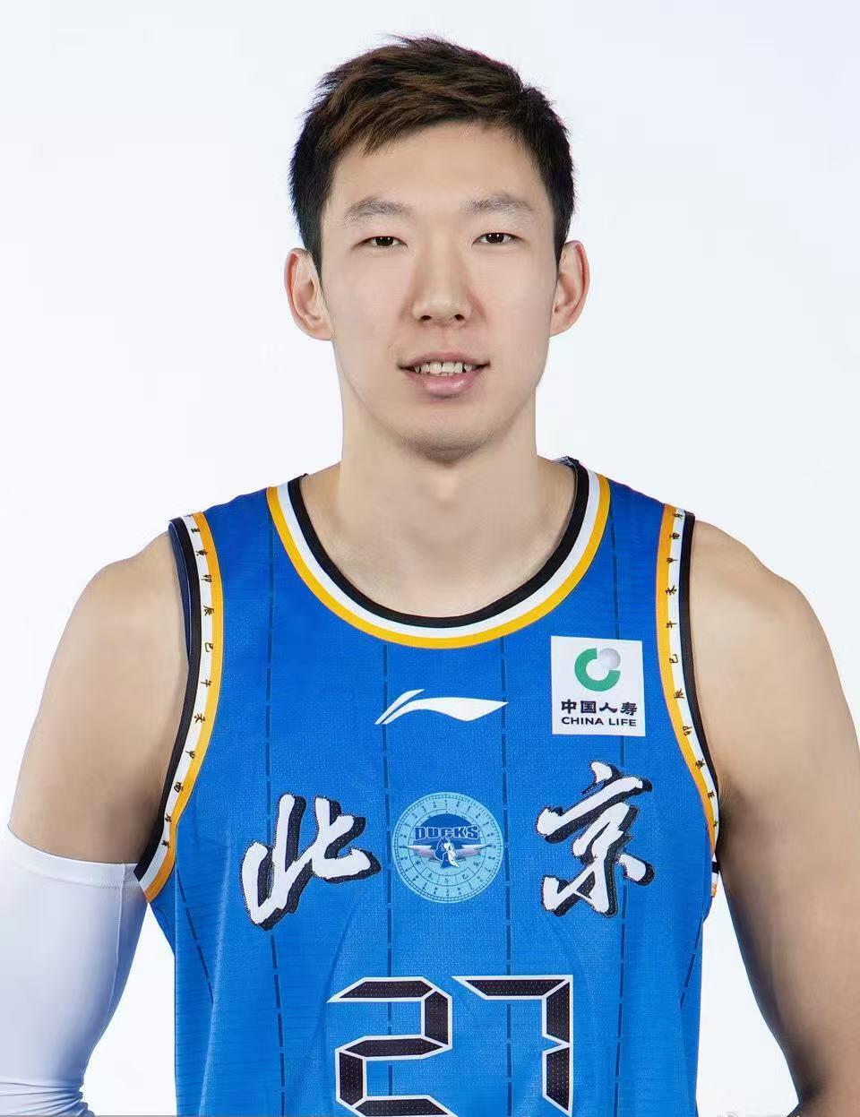 零元拍：北京北汽男篮内线双塔周琦和贾维尔·麦基双签北京首钢篮球俱乐部官方球衣徽章收藏礼盒！