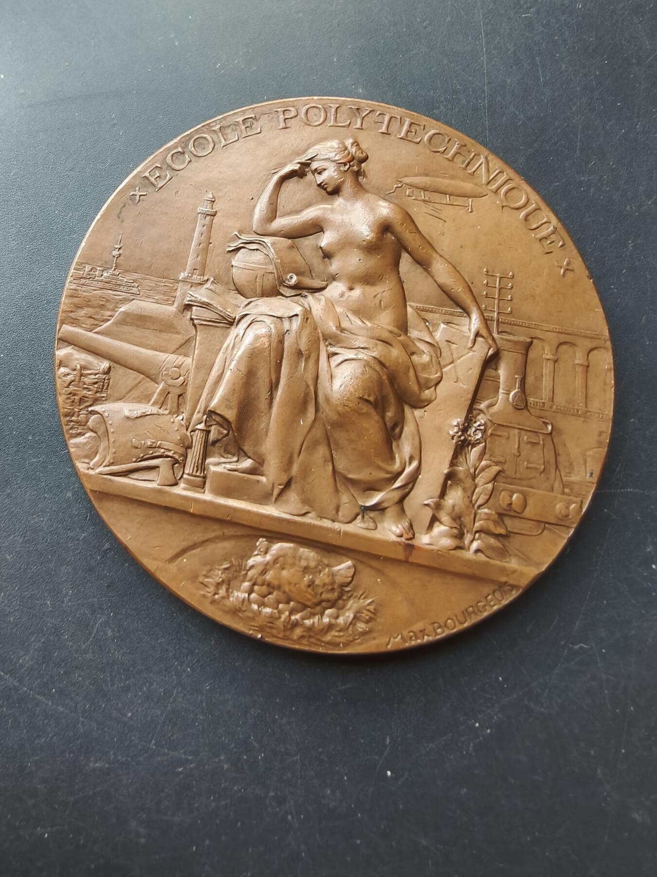 老王徽章第192期 法国巴黎综合理工学院建校百年大铜章    原盒     新古典主义名作    大师马克西米连·布尔乔亚作品       直径68mm      重量149.3g