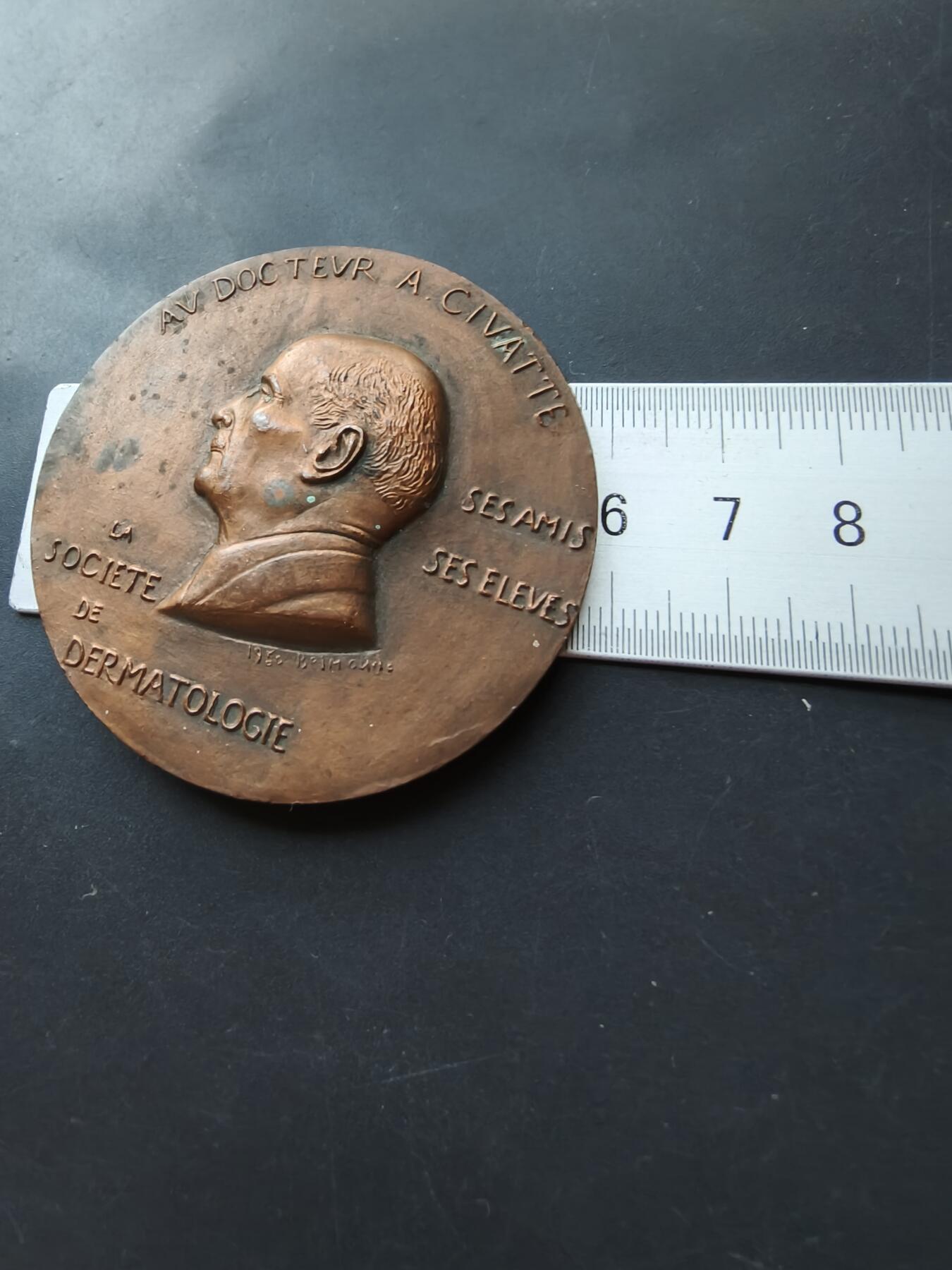 老王徽章第192期 法国皮肤科协会致敬名医A.希瓦特教授大铜章      直径58mm     重量96g