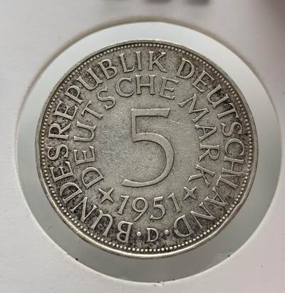 外国优质老铜币纪念币银币专场，周六晚上九点倒数截拍，满百包邮，周日发货,可寄存半年，喜欢朋友微信扫描二维码可直接参拍 - 首年版联邦德国1951 年5 马克流通银币，是二战后西德货币改革后发行的早期流通银币，是西德经济复苏、货币重建的实物见证。