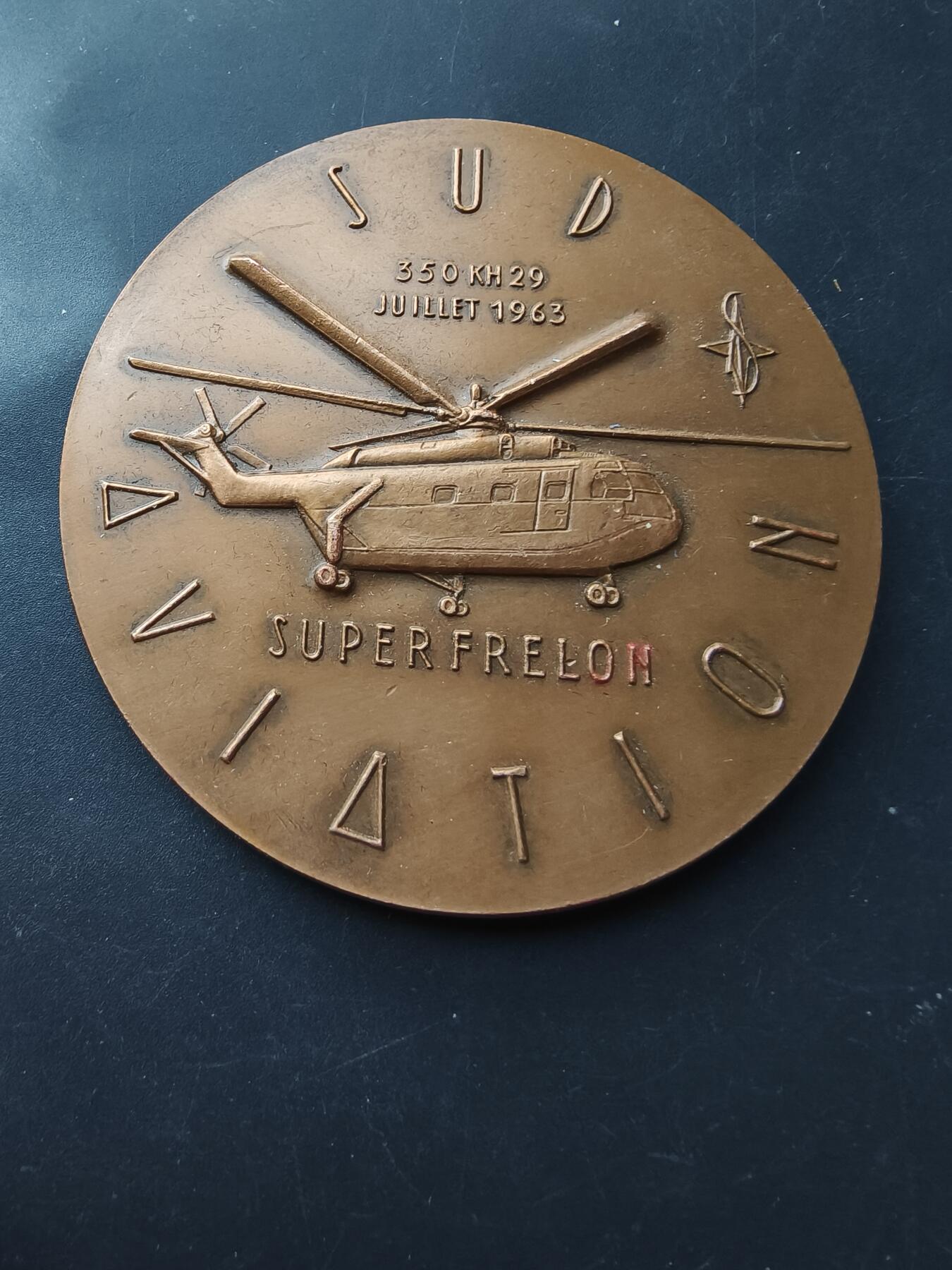 老王徽章第192期 法国南方航空云雀/超黄蜂直升机大铜章      直径80mm     重量243g