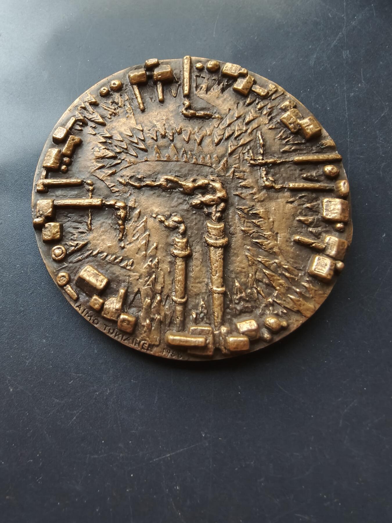 老王徽章第192期 芬兰知名电力公司Finncell成立50周年大铜章      高浮雕     原盒    直径70mm     重量209g           Finncell是芬兰历史悠久的电力/能源企业，1918年芬兰独立同年成立，是芬兰国家能源体系的核心企业之一。1968年的50周年纪念章，是芬兰工业现代化的重要见证。 