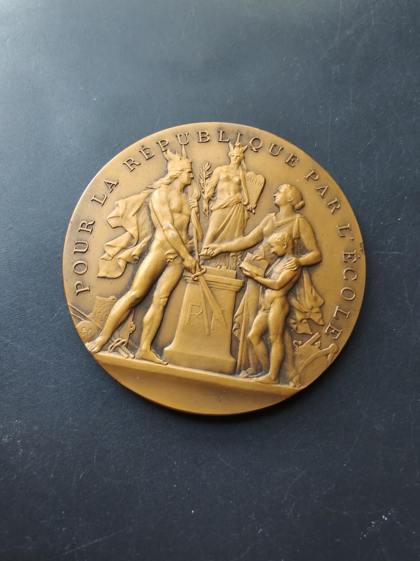 老王徽章第192期 法国世俗教育联盟大铜章     直径57mm    重量78.7g