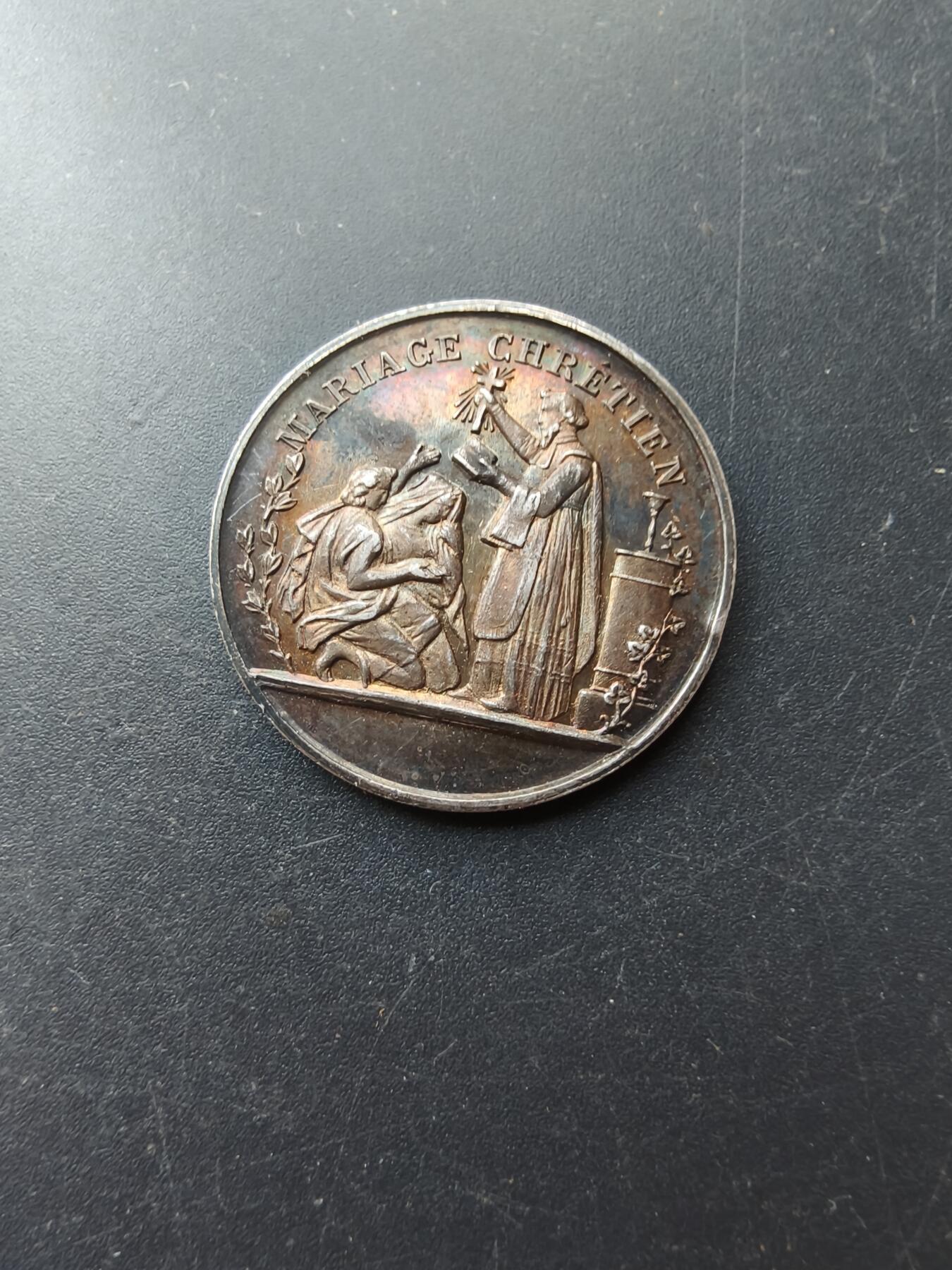 老王徽章第192期 法国婚礼银章    少见小尺寸    950银带背铭      1884年     直径24mm     重量5g