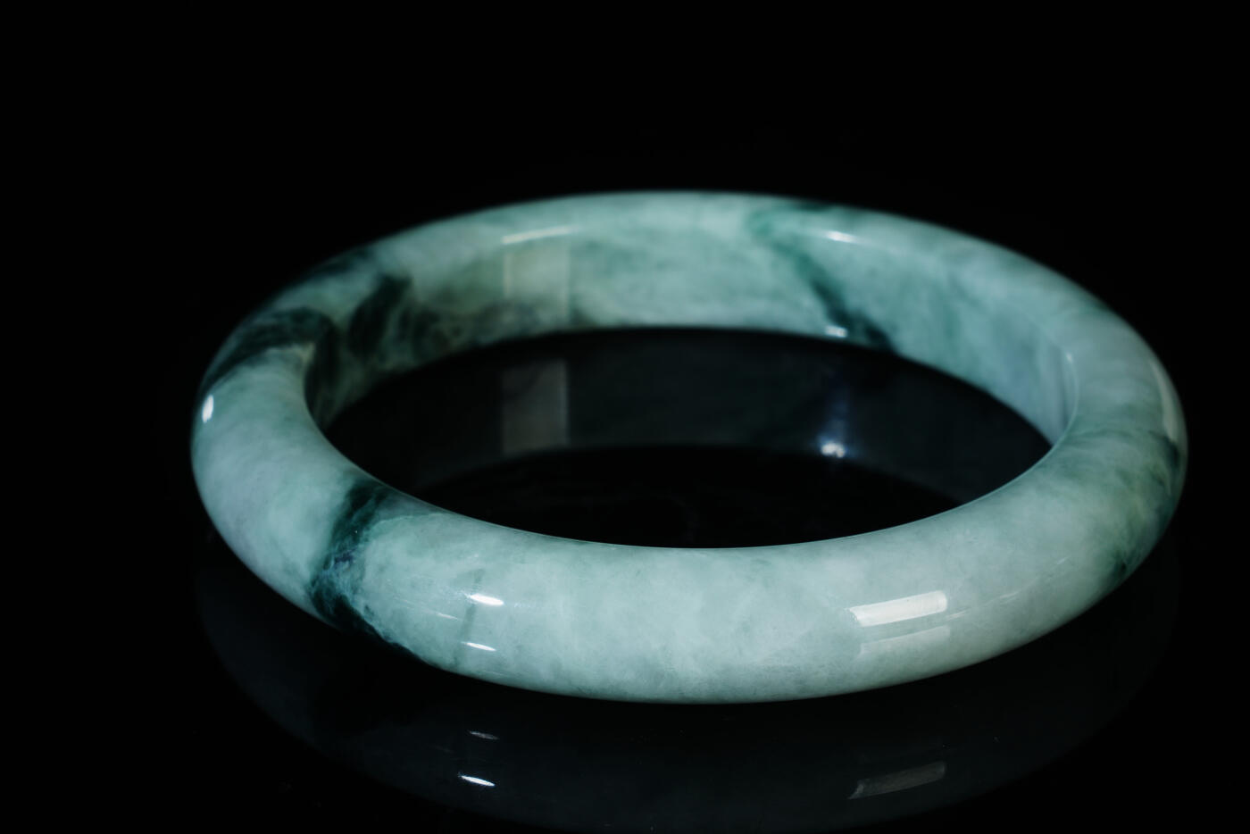 上海都达杂项专场八十一【全场包邮】  天然冰绿翡翠（A货）手镯 附鉴定证书97-10