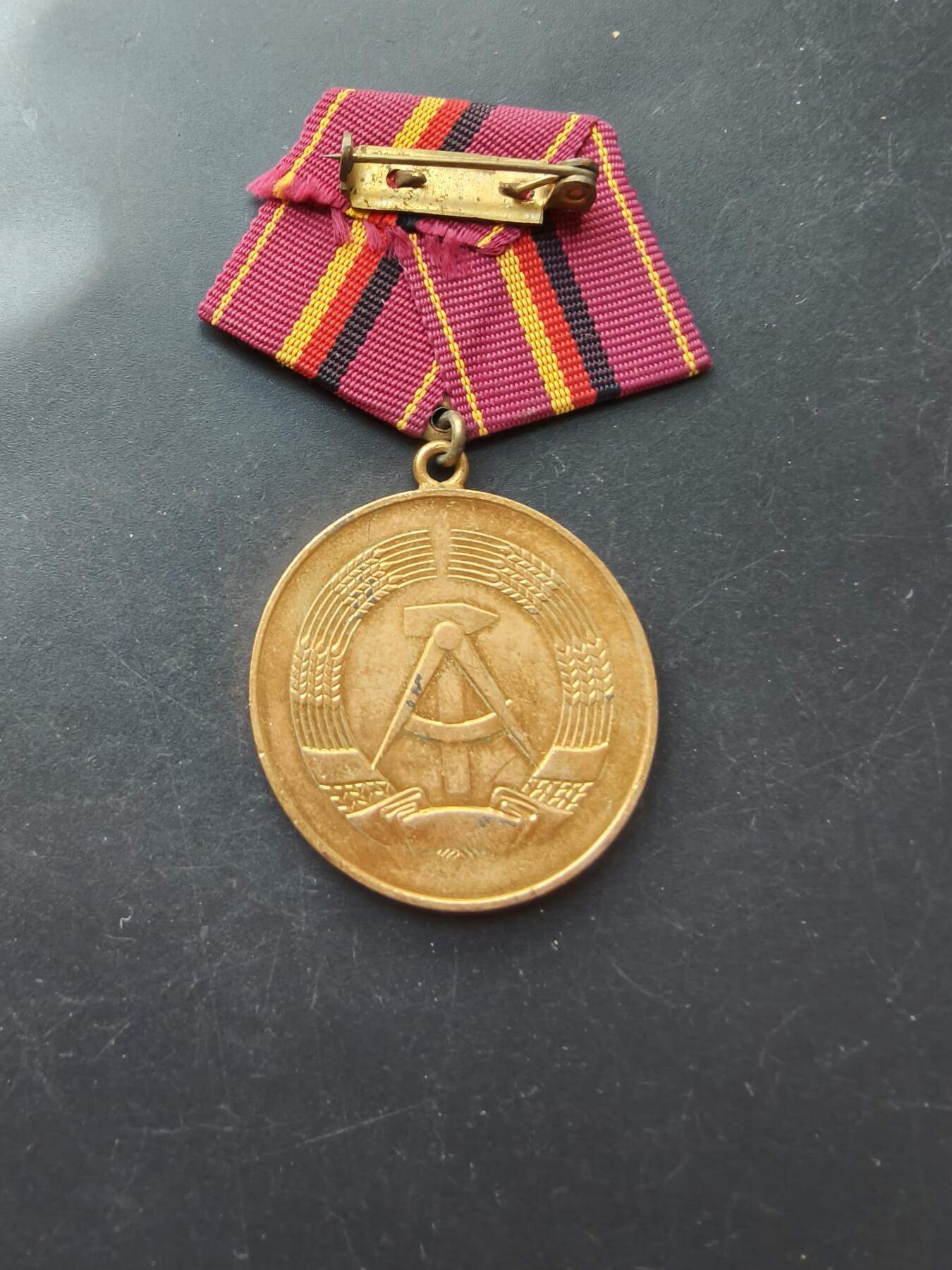 老王徽章第192期 东德金级民防功绩奖章