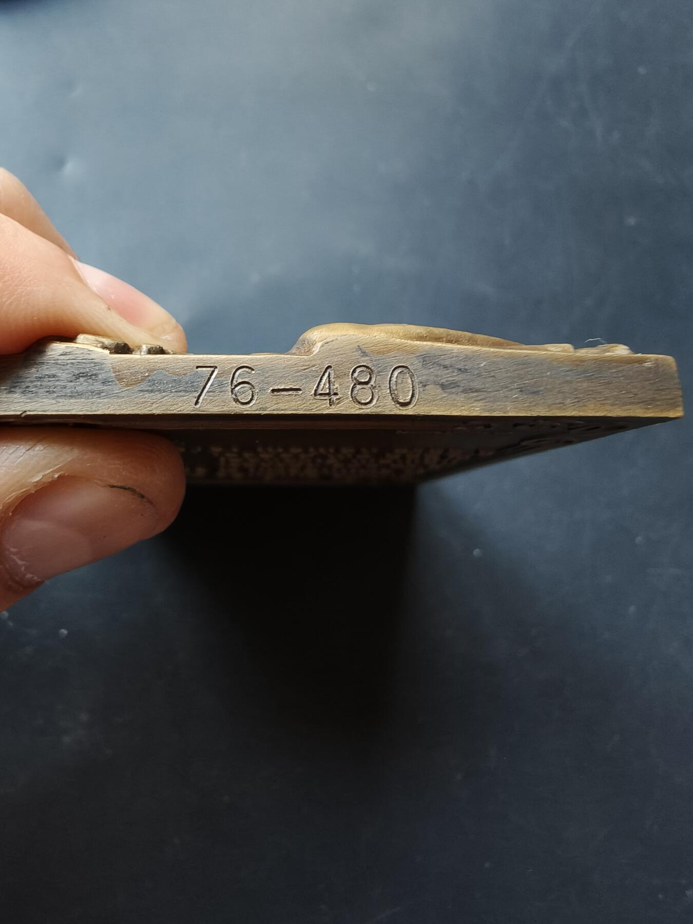 老王徽章第192期 葡萄牙天主教会“苦路”第五站——古利奈人西门协助背起十字架方形大铜章       尺寸60×86mm     重量235.3g       该章编号76共480枚