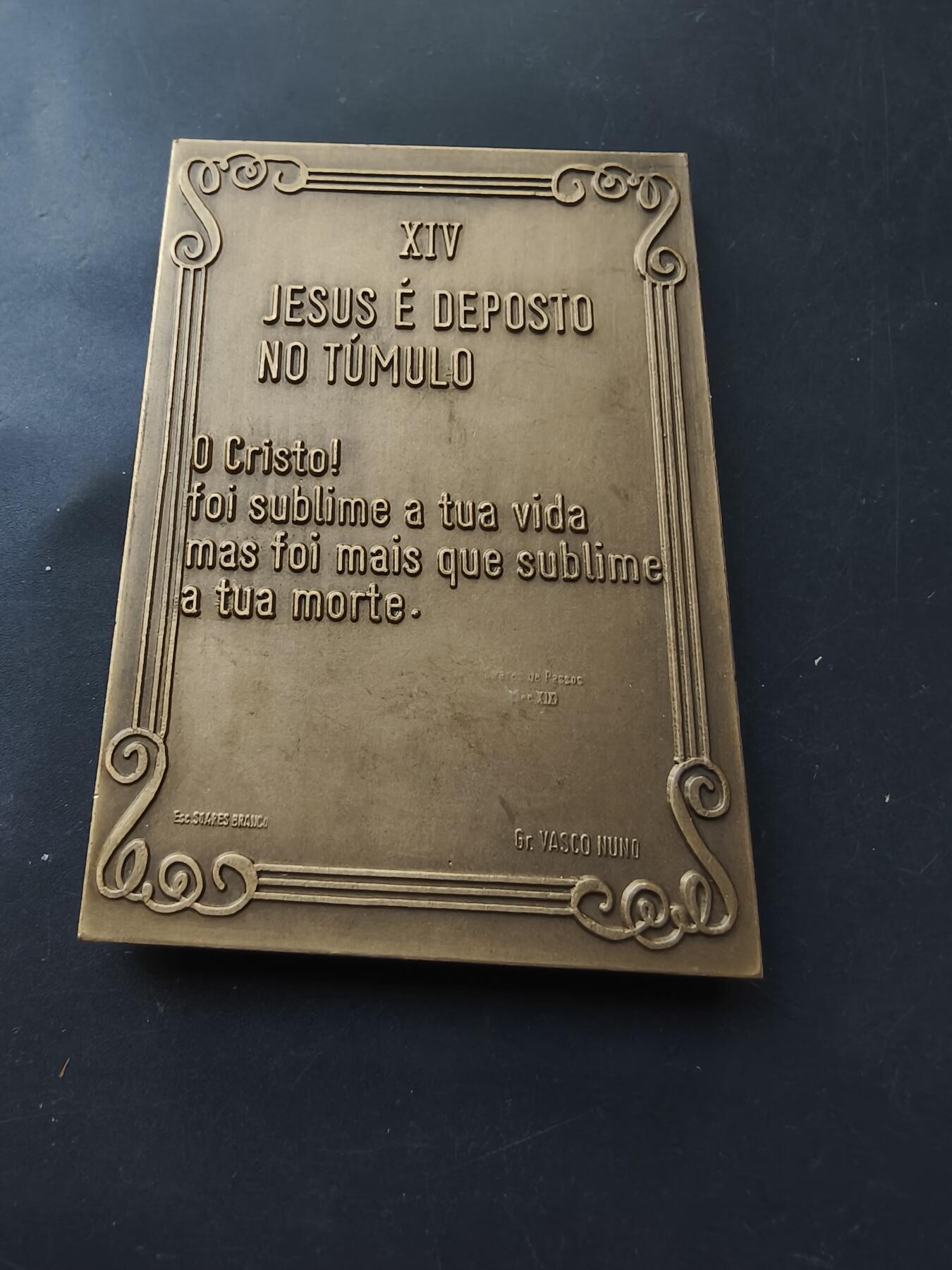 老王徽章第192期 葡萄牙天主教“苦路”第十四站——安放圣墓方形大铜章     该章编号76共480枚      尺寸85×60mm     重量238.2g