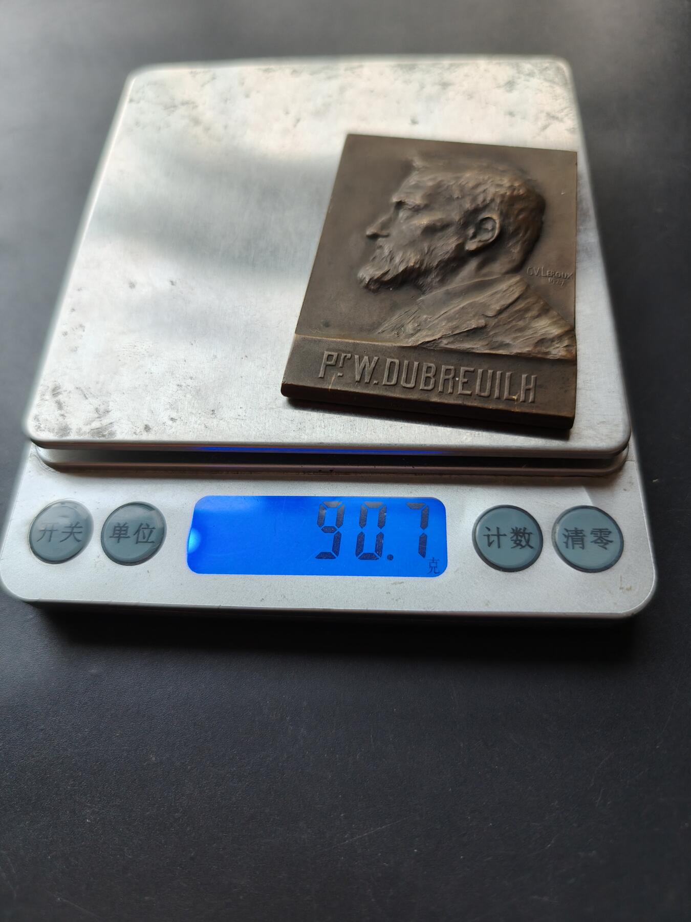 老王徽章第192期 法国波尔多大学皮肤科教授A.W.杜布雷伊方形大铜章       尺寸46×62mm      重量90.7g