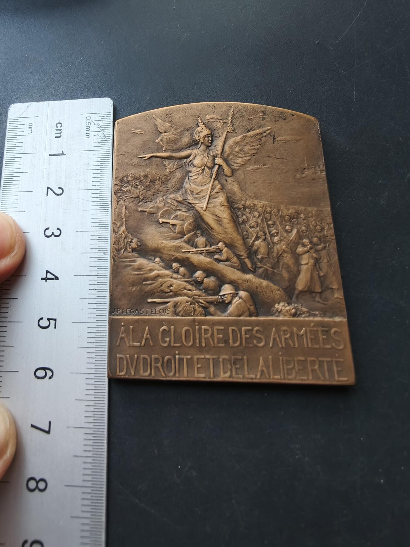 老王徽章第192期 法国一战“权利与自由”军队致敬方形大铜章       尺寸48×60mm     重量80g