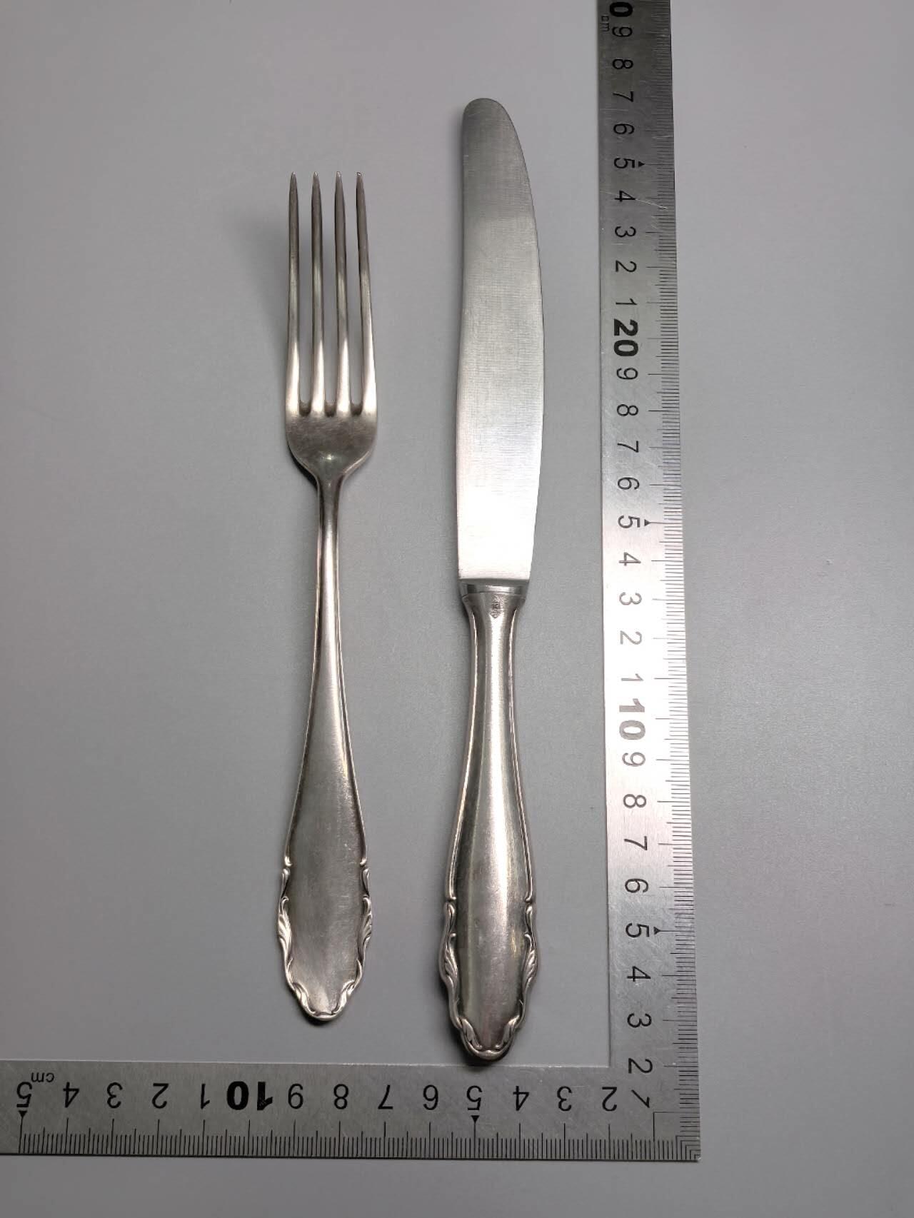 小驴勋章奖章收藏4月18日周六晚六点拍卖（珍爱和平，收藏战争，铭记历史，勿忘国耻，忠党爱国。有偿代拍，送拍规则在简介最后，参拍须阅读规则后再参拍，关系到运费包装发货时效真假辨别等关键信息，拍卖时不再发原图，看大图店主微信码在拍卖店铺介绍里或者找我要）