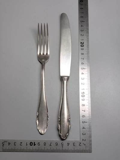 小驴勋章奖章收藏4月18日周六晚六点拍卖（珍爱和平，收藏战争，铭记历史，勿忘国耻，忠党爱国。有偿代拍，送拍规则在简介最后，参拍须阅读规则后再参拍，关系到运费包装发货时效真假辨别等关键信息，拍卖时不再发原图，看大图店主微信码在拍卖店铺介绍里或者找我要） 刀叉一组，德国wmf镀银材质 餐叉是1930年代版本 有wmf品牌印和90银标 餐刀是1950年版本 标记和银标齐全。福腾宝（WMF）是1853年由Daniel Straub在德国创立的中高档厨房用品品牌，现归属于法国的SEB集团。