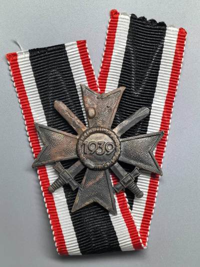 小驴勋章奖章收藏4月18日周六晚六点拍卖（珍爱和平，收藏战争，铭记历史，勿忘国耻，忠党爱国。有偿代拍，送拍规则在简介最后，参拍须阅读规则后再参拍，关系到运费包装发货时效真假辨别等关键信息，拍卖时不再发原图，看大图店主微信码在拍卖店铺介绍里或者找我要） 佩剑战功KVKII残章，因融焊痕迹过大影响断代，请自行断代，绶带为现代工艺品