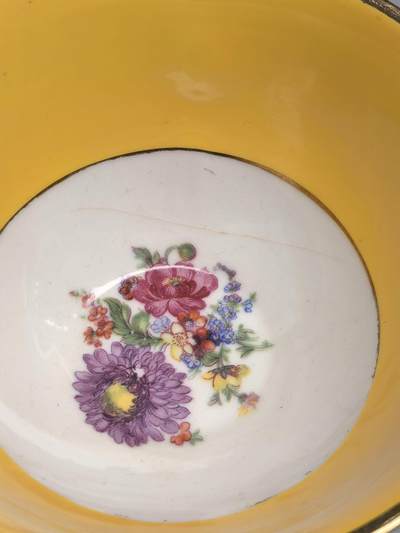 小驴勋章奖章收藏4月18日周六晚六点拍卖（珍爱和平，收藏战争，铭记历史，勿忘国耻，忠党爱国。有偿代拍，送拍规则在简介最后，参拍须阅读规则后再参拍，关系到运费包装发货时效真假辨别等关键信息，拍卖时不再发原图，看大图店主微信码在拍卖店铺介绍里或者找我要） 杯子高5.5厘米，口径10.5厘米，碟子直径15厘米。 杯子底部有一道冲线。 德国1947-1948年巴伐利亚美军占领区黄釉大茶杯，杯子底部有美军占领区款印。二战结束后，巴伐利亚瓷器产地划归美军占领区，1947年恢复生产后的产品印有美军占领区（US Zone）字样，1949年西德政府成立，巴伐利亚瓷器工业归还给西德政府。有美军占领区款印的瓷器非常稀少。这个杯子有冲线，可以当样本用。