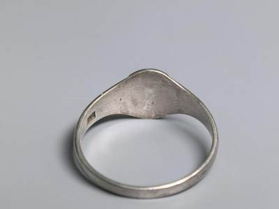 小驴勋章奖章收藏4月18日周六晚六点拍卖（珍爱和平，收藏战争，铭记历史，勿忘国耻，忠党爱国。有偿代拍，送拍规则在简介最后，参拍须阅读规则后再参拍，关系到运费包装发货时效真假辨别等关键信息，拍卖时不再发原图，看大图店主微信码在拍卖店铺介绍里或者找我要） 英国20世纪925银徽章戒指港码15号