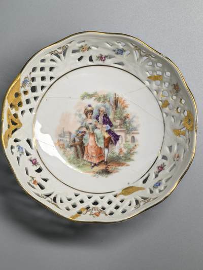 小驴勋章奖章收藏4月18日周六晚六点拍卖（珍爱和平，收藏战争，铭记历史，勿忘国耻，忠党爱国。有偿代拍，送拍规则在简介最后，参拍须阅读规则后再参拍，关系到运费包装发货时效真假辨别等关键信息，拍卖时不再发原图，看大图店主微信码在拍卖店铺介绍里或者找我要） 德国占领区镂空瓷碗 高4厘米，直径12.5厘米。 德国1945年左右苏曼镂空瓷碗，美军占领区款印。战争末期的占领款印稀少，有正常的历史修补痕迹。跟咱锔瓷器差不多