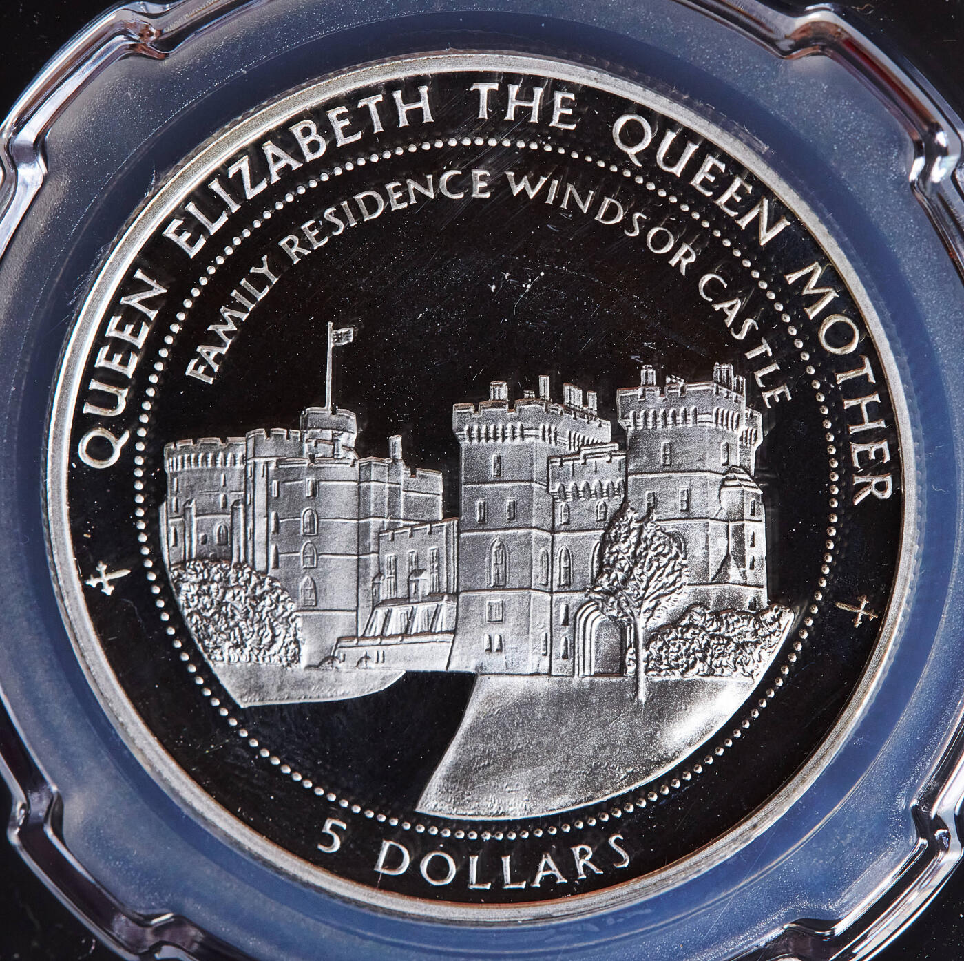 【俄甄集藏】满园春色-2026年(051)04-22星期三 晚 19:30 全场包邮 基里巴斯1997年纪念伊丽莎白·鲍斯-莱昂王太后温莎城堡家庭住所5元精制大银币，信泰 PF69UC，重31.4克，925银，发行量50000枚