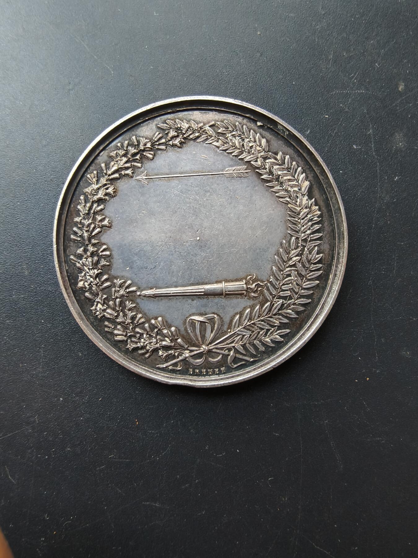 老王徽章第192期 法国婚礼大银章    少见大尺寸早期无边铭版     原盒    950银     直径41mm     重量33.6g