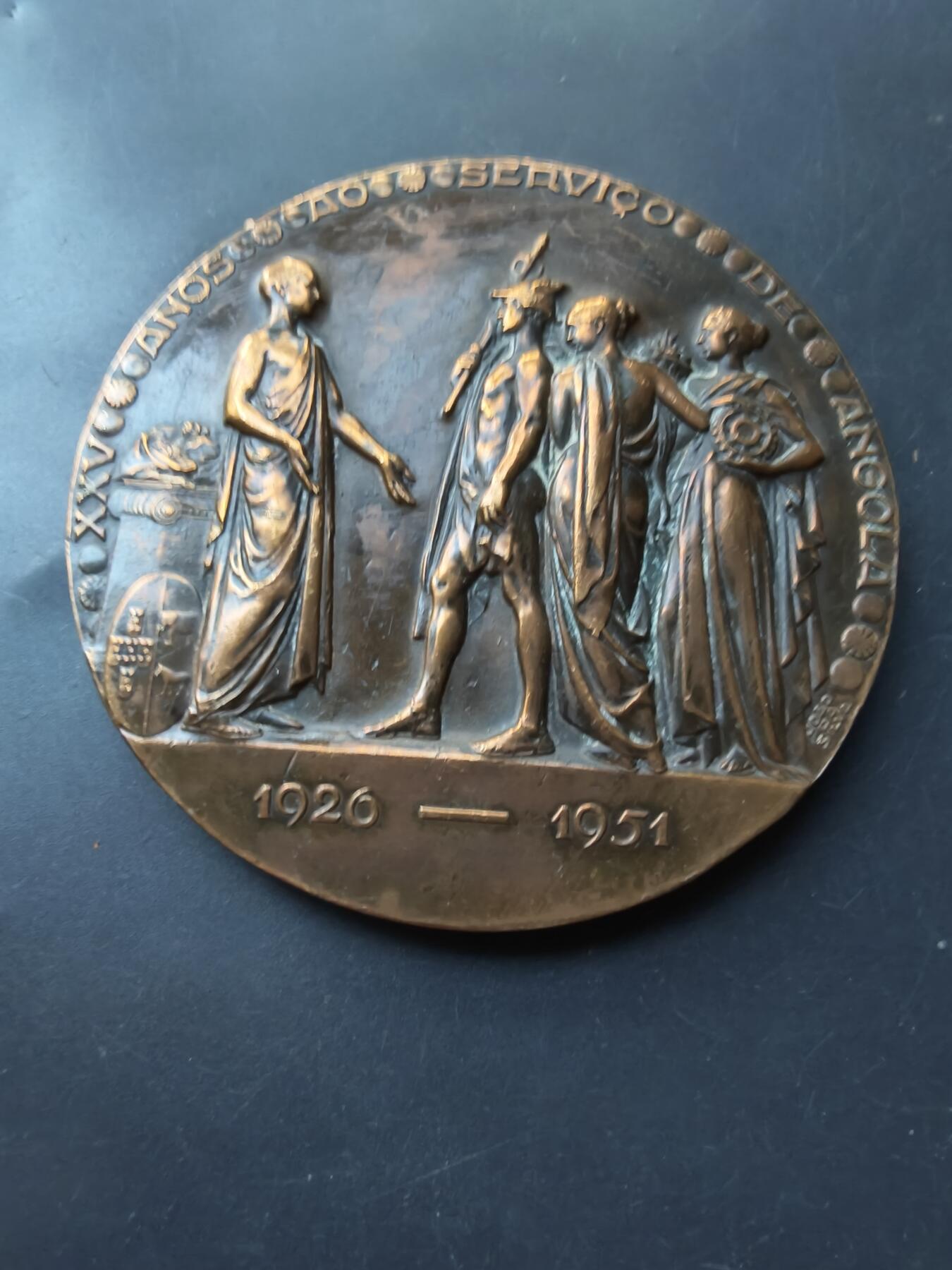 老王徽章第192期 葡萄牙安哥拉银行25周年大铜章      发行于1951年葡萄牙殖民时期      直径85mm      重量329.3g