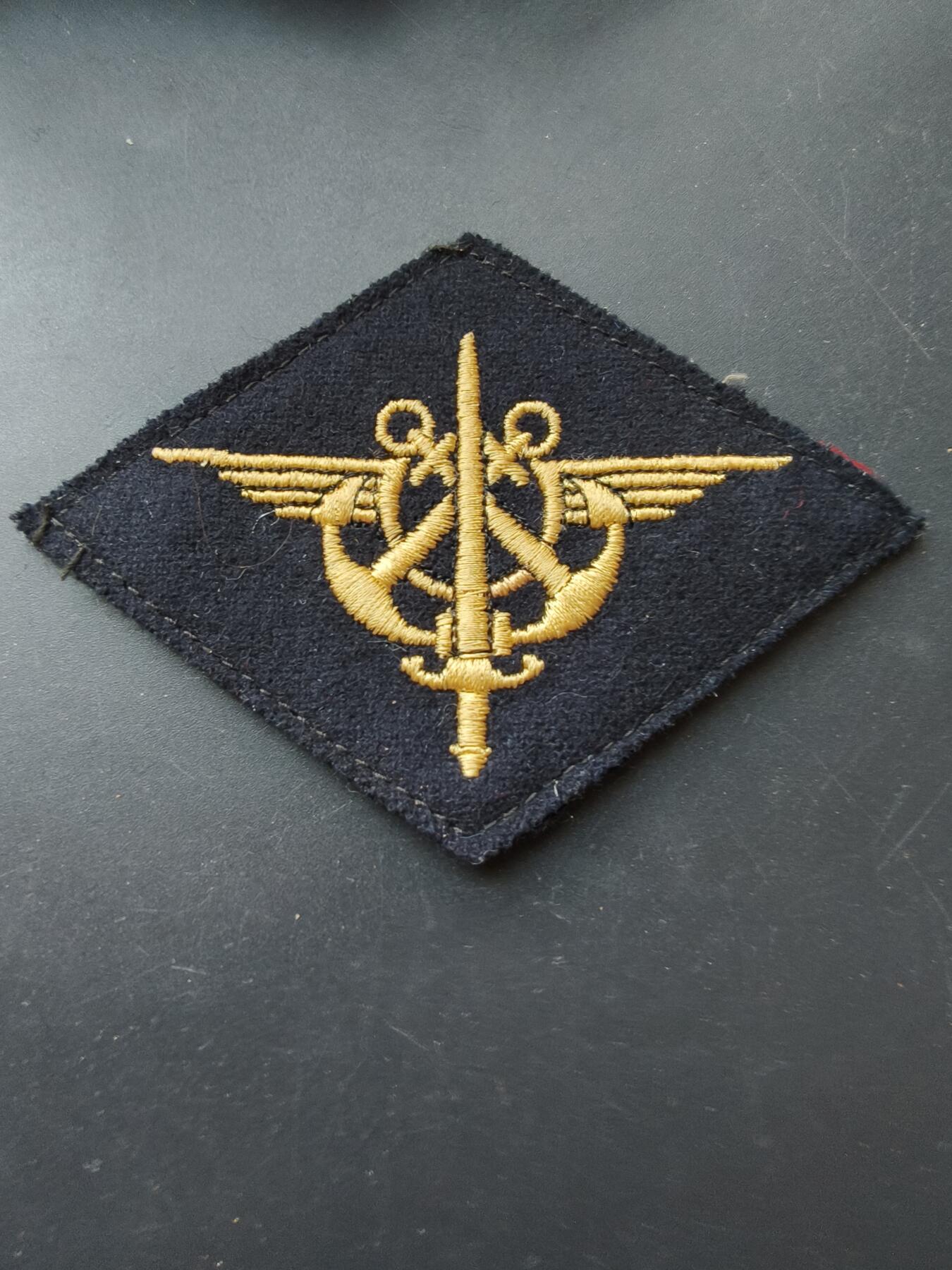 老王徽章第192期 法国海军突击队臂章     这支精锐部队成立于1942 年的第二次世界大战期间，由自由法国志愿者组成，训练模式仿照英国突击队