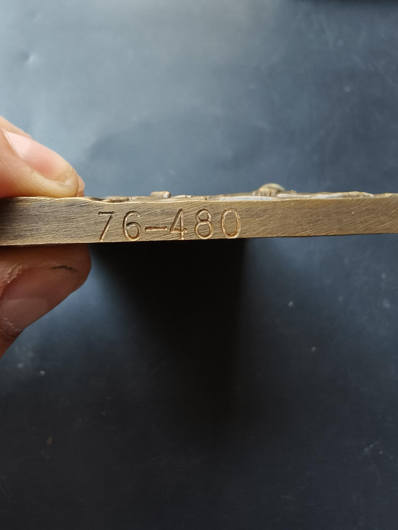 老王徽章第192期 葡萄牙天主教“苦路”第十四站——安放圣墓方形大铜章     该章编号76共480枚      尺寸85×60mm     重量238.2g