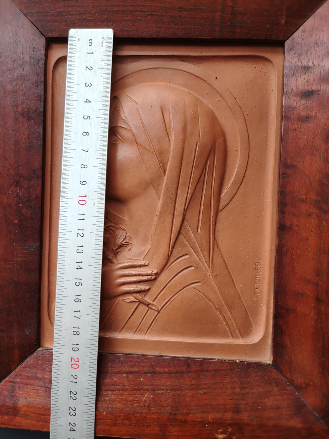 老王徽章第192期 法国陶土浮雕圣母玛利亚     新艺术风格      大尺寸已装裱      19.5×14.5cm  