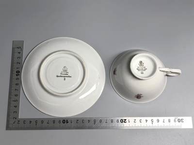 小驴勋章奖章收藏4月18日周六晚六点拍卖（珍爱和平，收藏战争，铭记历史，勿忘国耻，忠党爱国。有偿代拍，送拍规则在简介最后，参拍须阅读规则后再参拍，关系到运费包装发货时效真假辨别等关键信息，拍卖时不再发原图，看大图店主微信码在拍卖店铺介绍里或者找我要） 杯子高5.5厘米，口径10.5厘米，碟子直径15厘米。 杯子底部有一道冲线。 德国1947-1948年巴伐利亚美军占领区黄釉大茶杯，杯子底部有美军占领区款印。二战结束后，巴伐利亚瓷器产地划归美军占领区，1947年恢复生产后的产品印有美军占领区（US Zone）字样，1949年西德政府成立，巴伐利亚瓷器工业归还给西德政府。有美军占领区款印的瓷器非常稀少。这个杯子有冲线，可以当样本用。