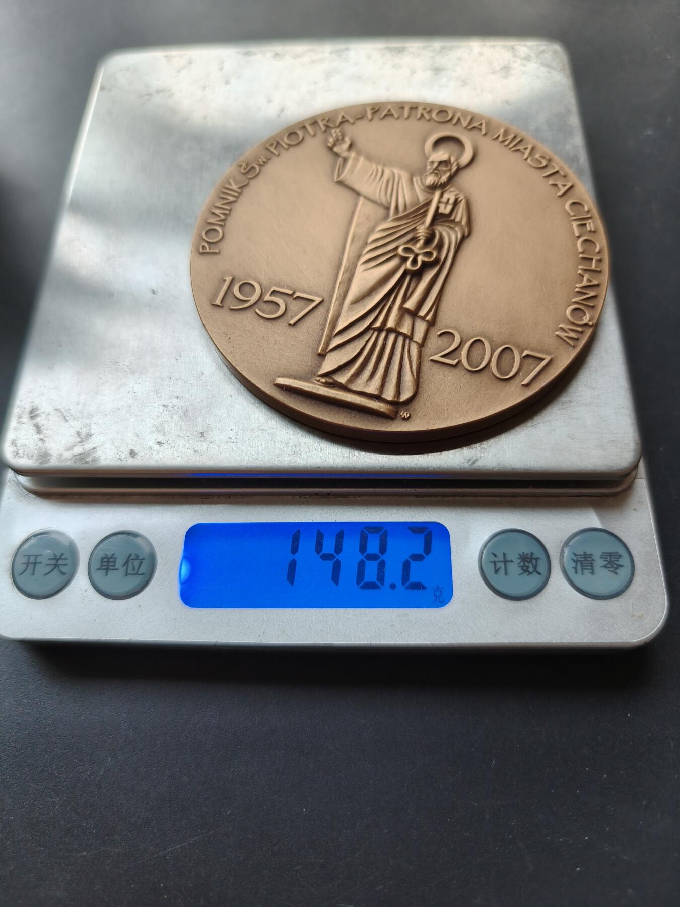 老王徽章第192期 波兰切哈努夫市圣彼得雕像50周年大铜章     原盒     盒子外部有损坏       直径70mm      重量148.2g