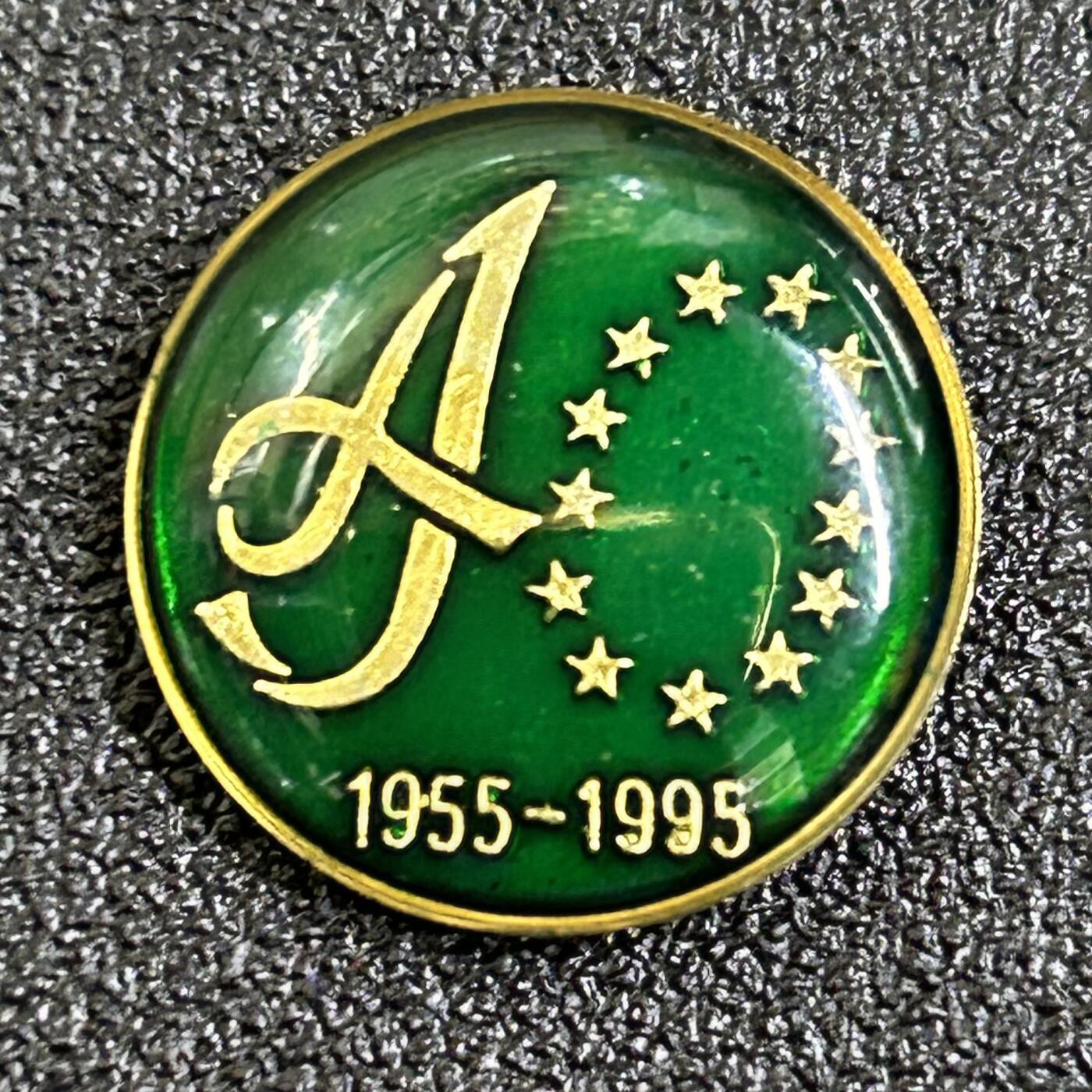 西秦中古拍卖第八十四期  新疆维吾尔自治区成立40周年纪念章 绿色