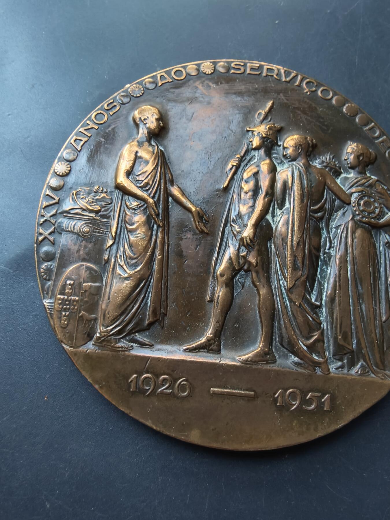 老王徽章第192期 葡萄牙安哥拉银行25周年大铜章      发行于1951年葡萄牙殖民时期      直径85mm      重量329.3g