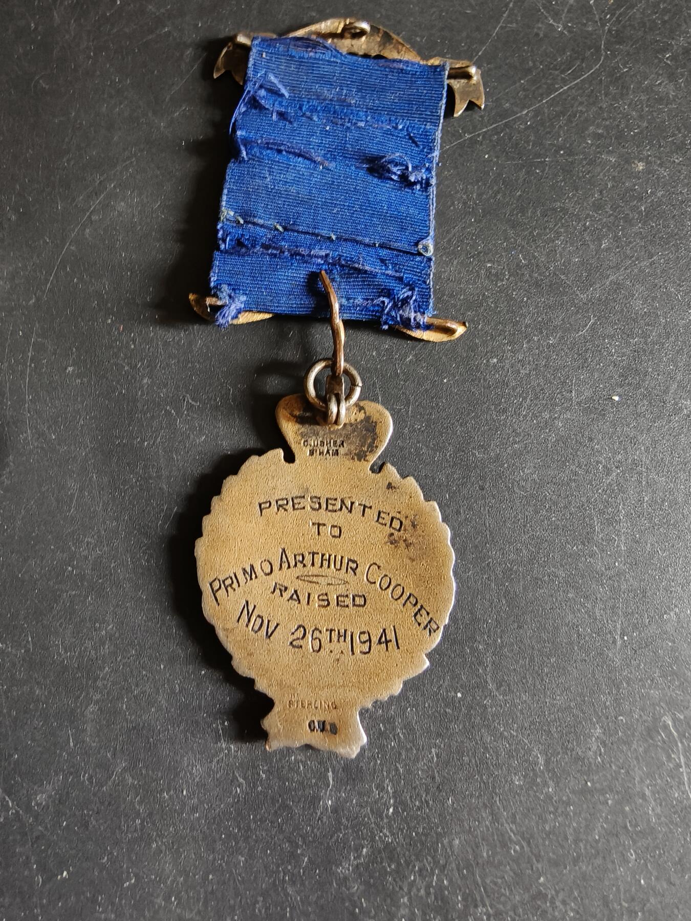 老王徽章第192期 英国皇家野牛兄弟会奖章     925银镀金珐琅     早期手刻铭文      21.2g