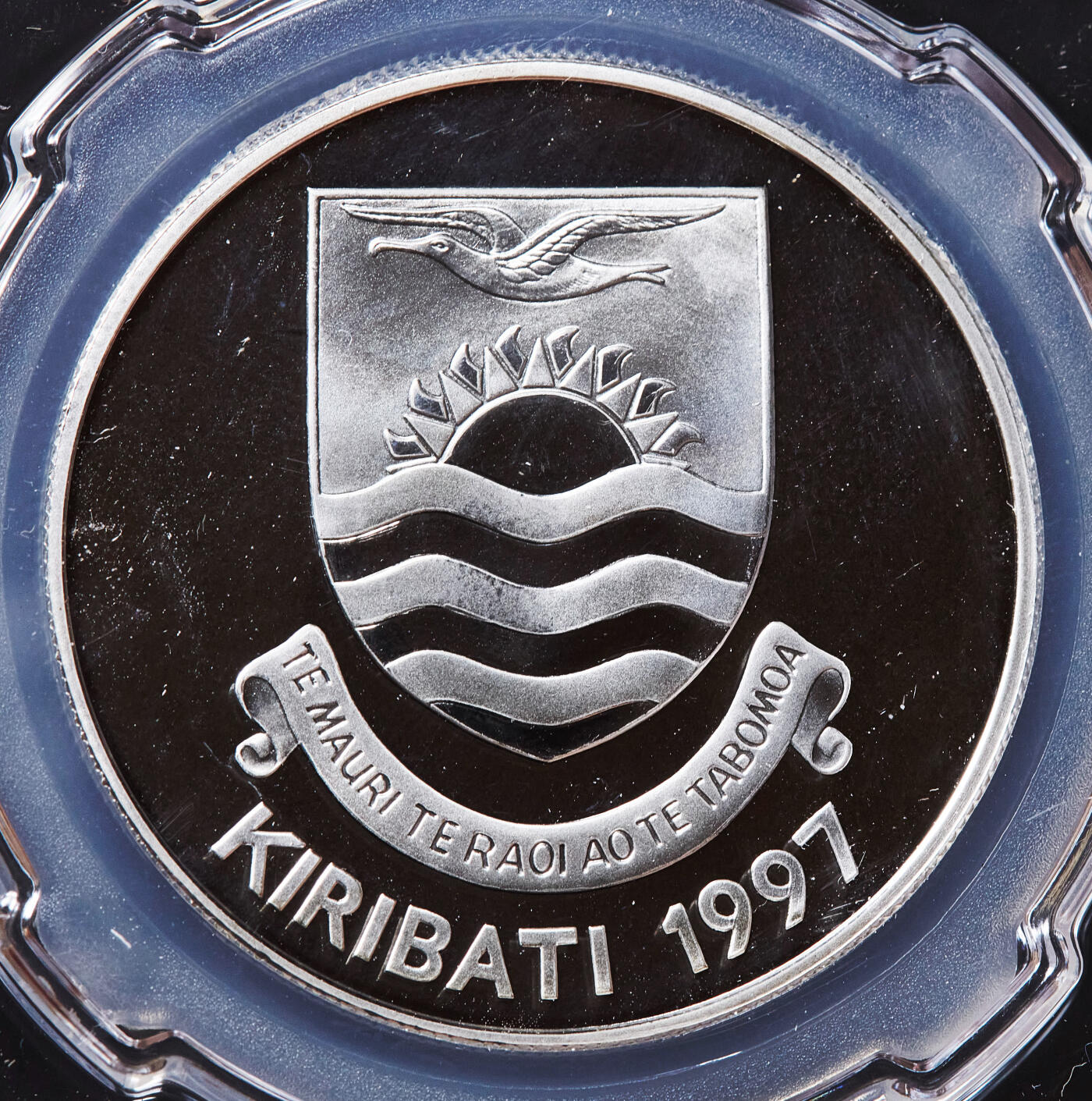 【俄甄集藏】满园春色-2026年(051)04-22星期三 晚 19:30 全场包邮 基里巴斯1997年纪念伊丽莎白·鲍斯-莱昂王太后温莎城堡家庭住所5元精制大银币，信泰 PF69UC，重31.4克，925银，发行量50000枚