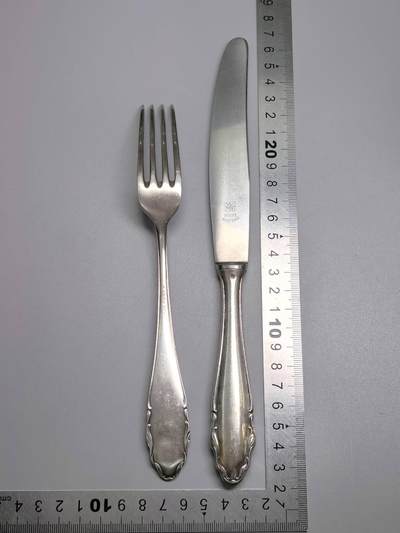 小驴勋章奖章收藏4月18日周六晚六点拍卖（珍爱和平，收藏战争，铭记历史，勿忘国耻，忠党爱国。有偿代拍，送拍规则在简介最后，参拍须阅读规则后再参拍，关系到运费包装发货时效真假辨别等关键信息，拍卖时不再发原图，看大图店主微信码在拍卖店铺介绍里或者找我要） 刀叉一组，德国wmf镀银材质 餐叉是1930年代版本 有wmf品牌印和90银标 餐刀是1950年版本 标记和银标齐全。福腾宝（WMF）是1853年由Daniel Straub在德国创立的中高档厨房用品品牌，现归属于法国的SEB集团。