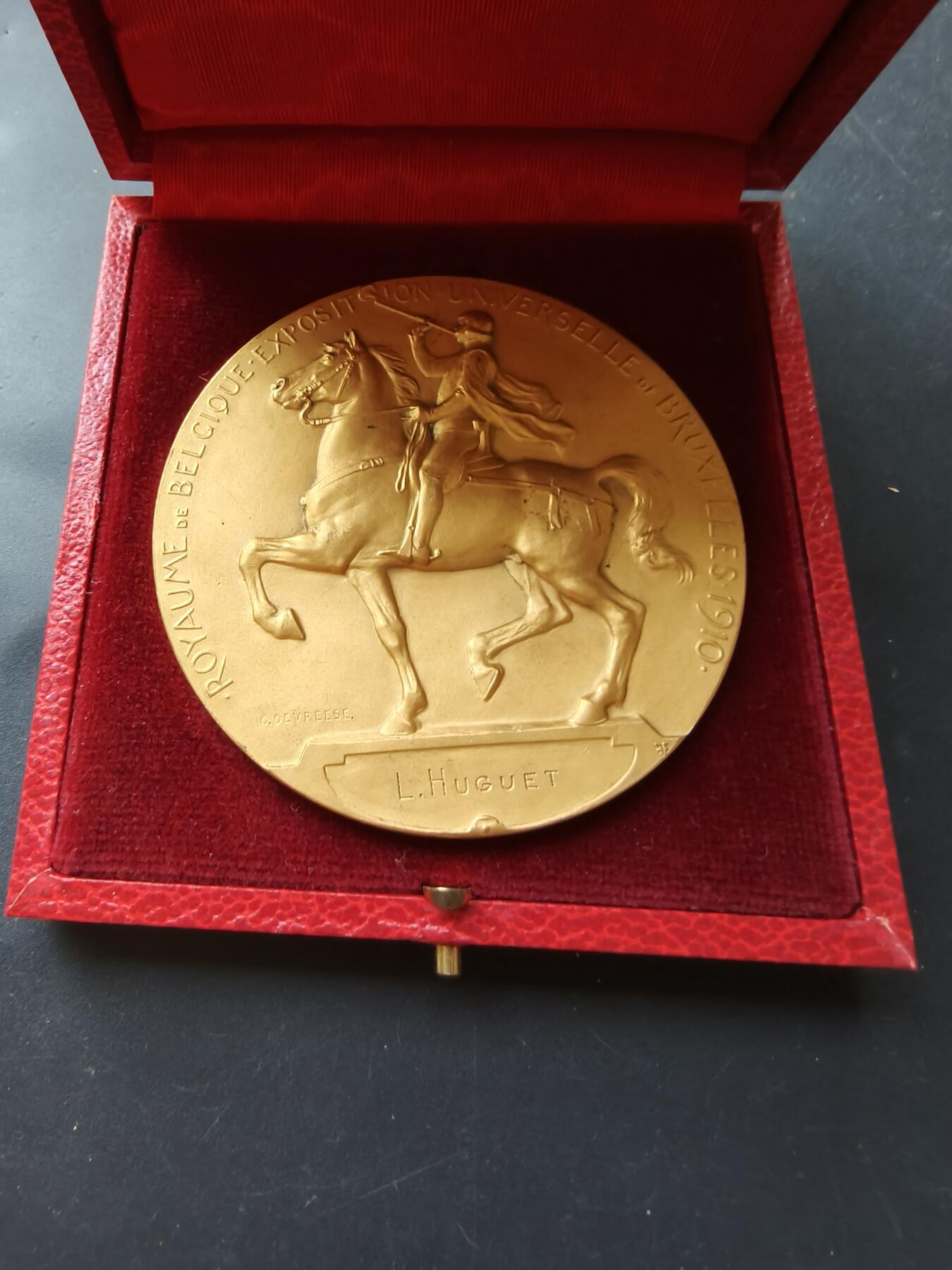 老王徽章第192期 比利时1910布鲁塞尔国际博览会镀金大铜章     原盒      直径70mm     重量118.7g