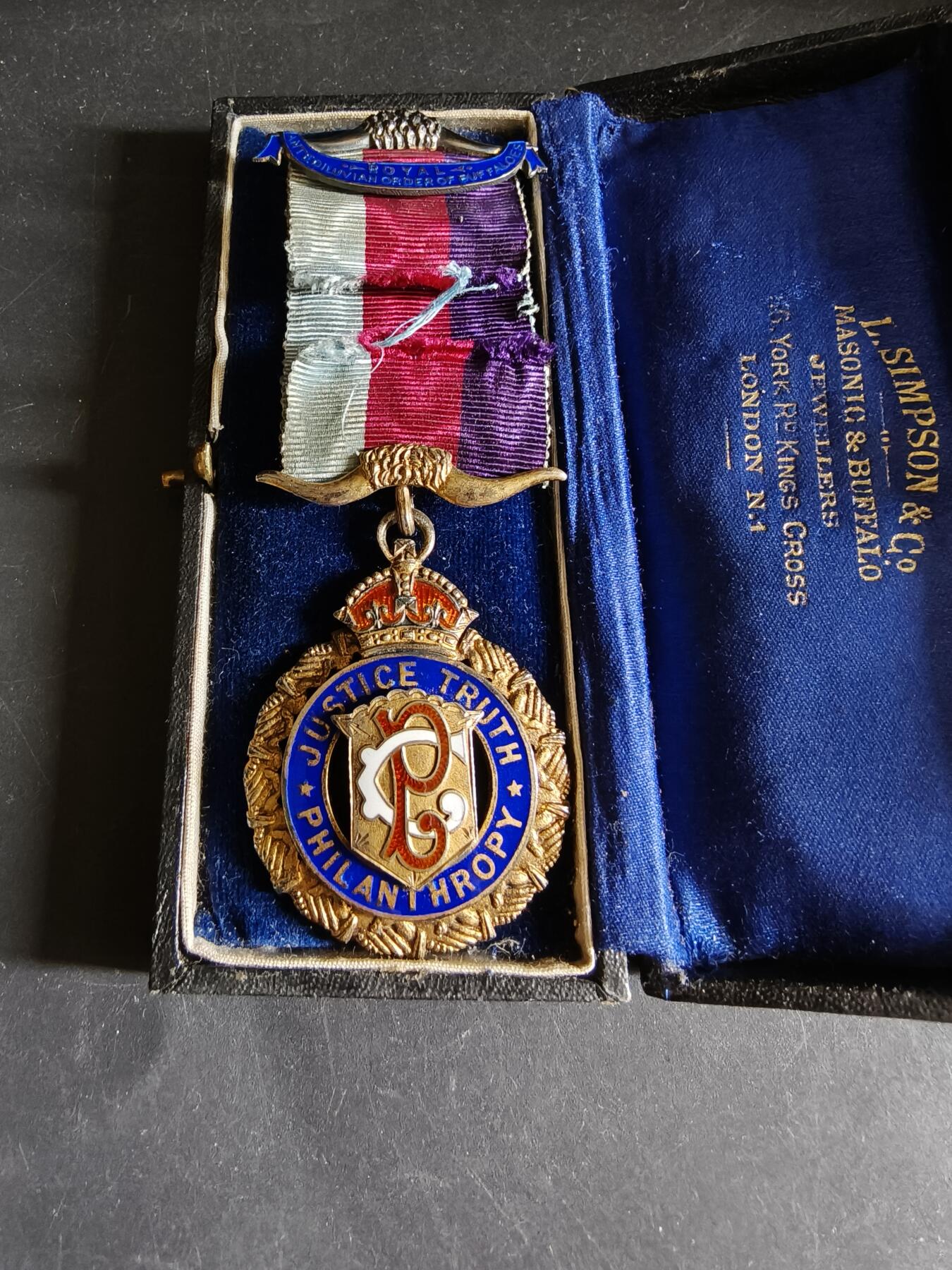 老王徽章第192期 英国皇家野牛兄弟会奖章    原盒    925银镀金珐琅    早期手刻铭文     36.1g