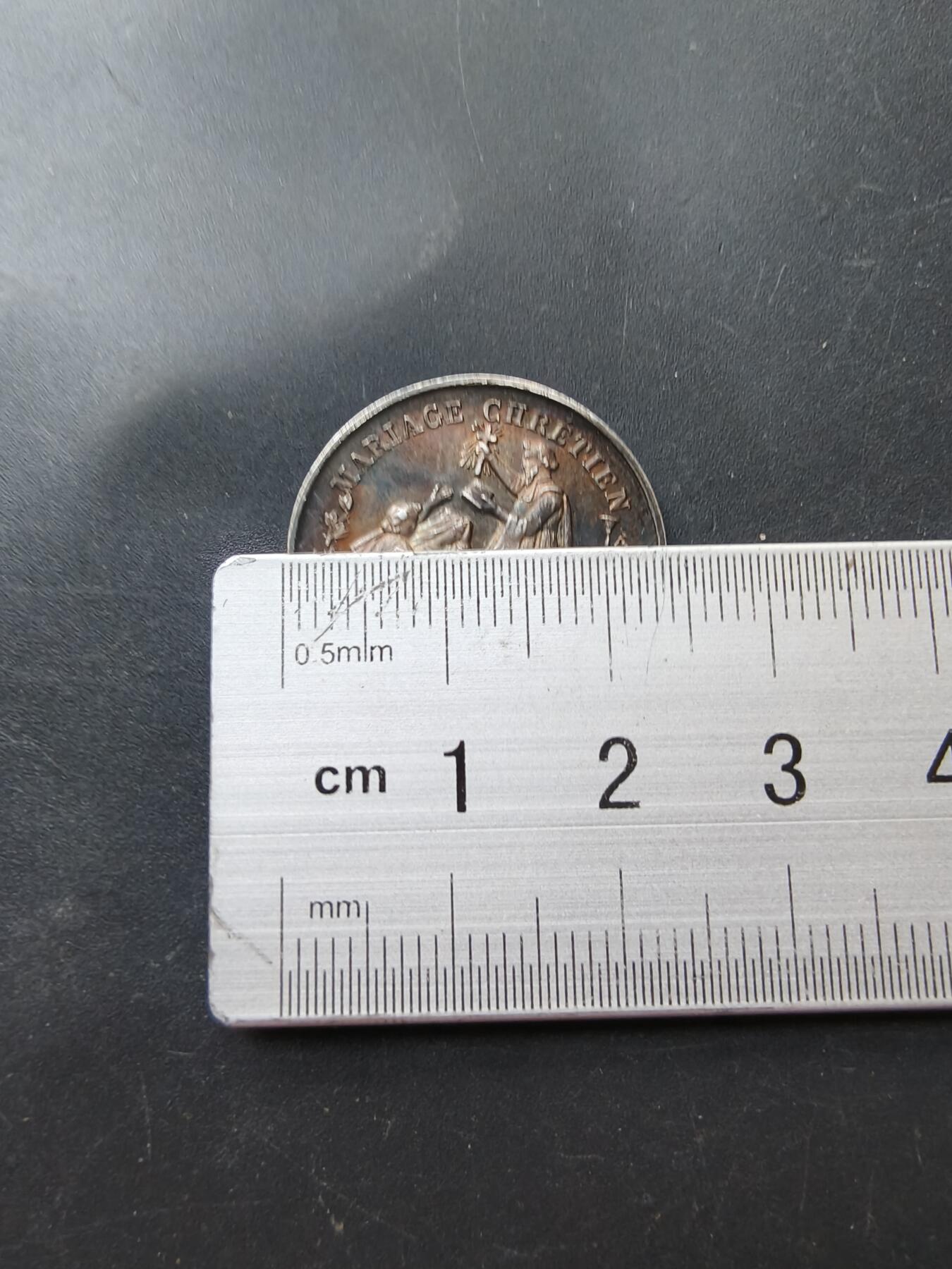 老王徽章第192期 法国婚礼银章    少见小尺寸    950银带背铭      1884年     直径24mm     重量5g