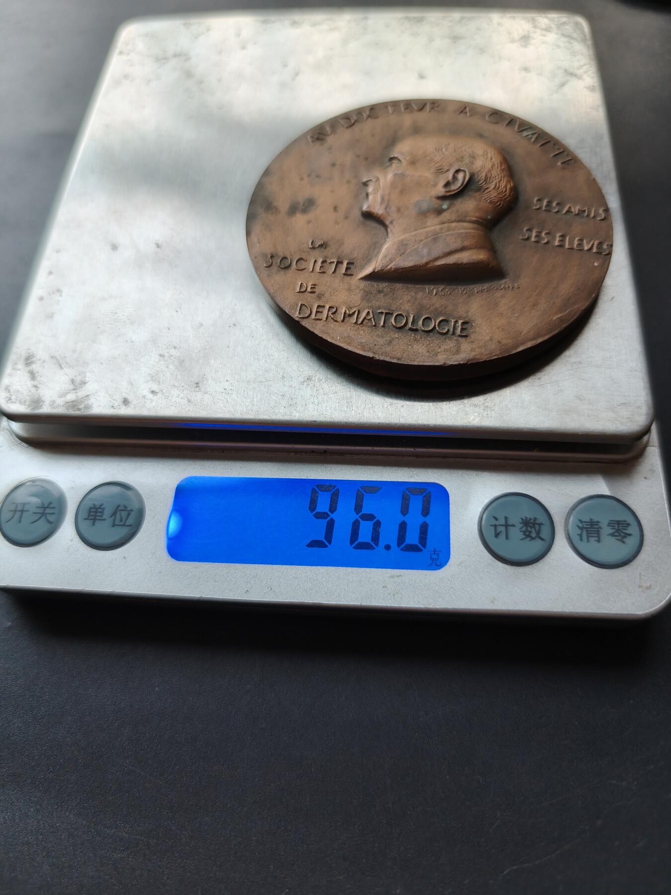 老王徽章第192期 法国皮肤科协会致敬名医A.希瓦特教授大铜章      直径58mm     重量96g