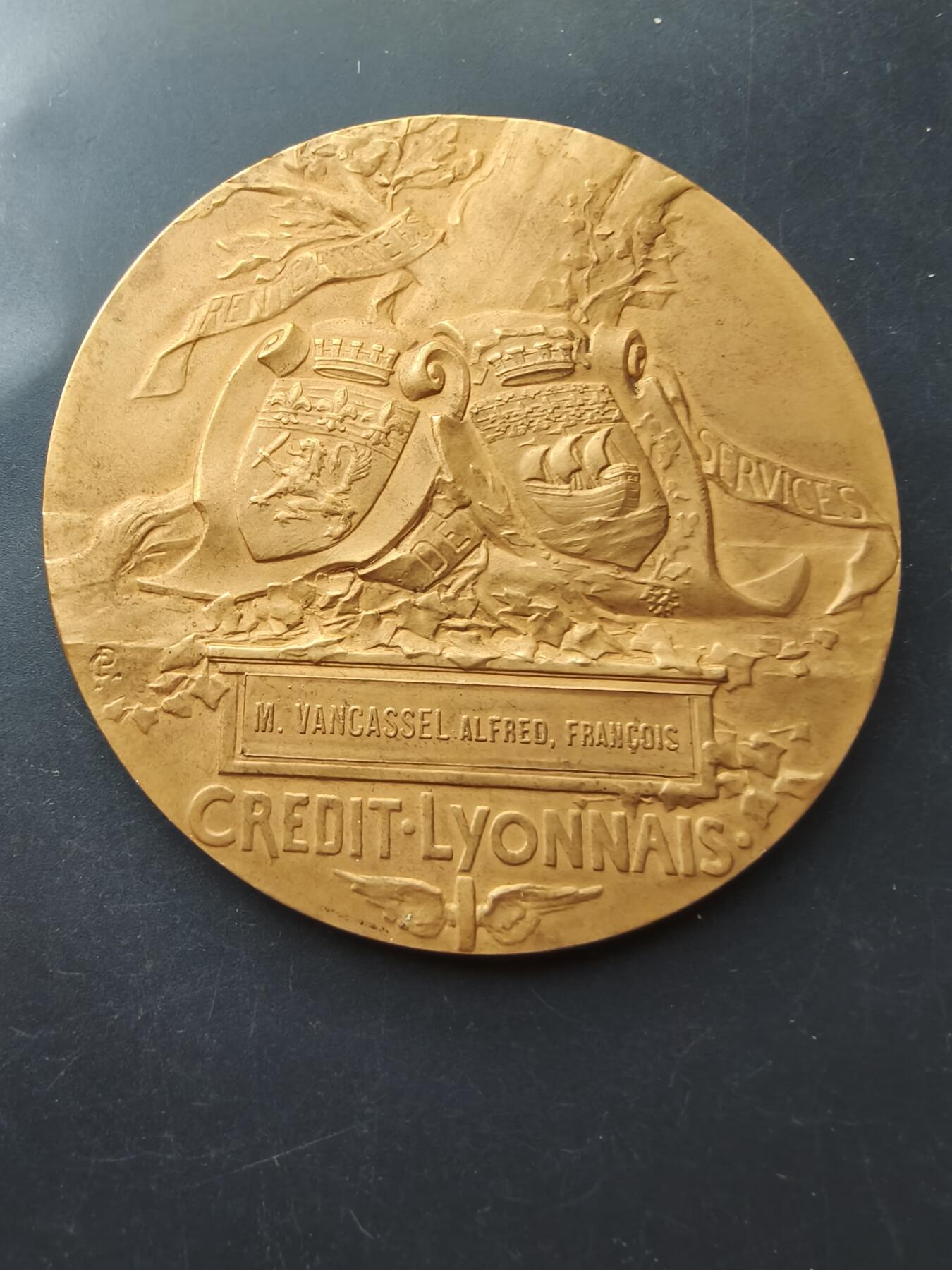 老王徽章第192期 法国里昂信贷银行大铜章    原盒     大师皮列作品      直径80mm     重量220.7g