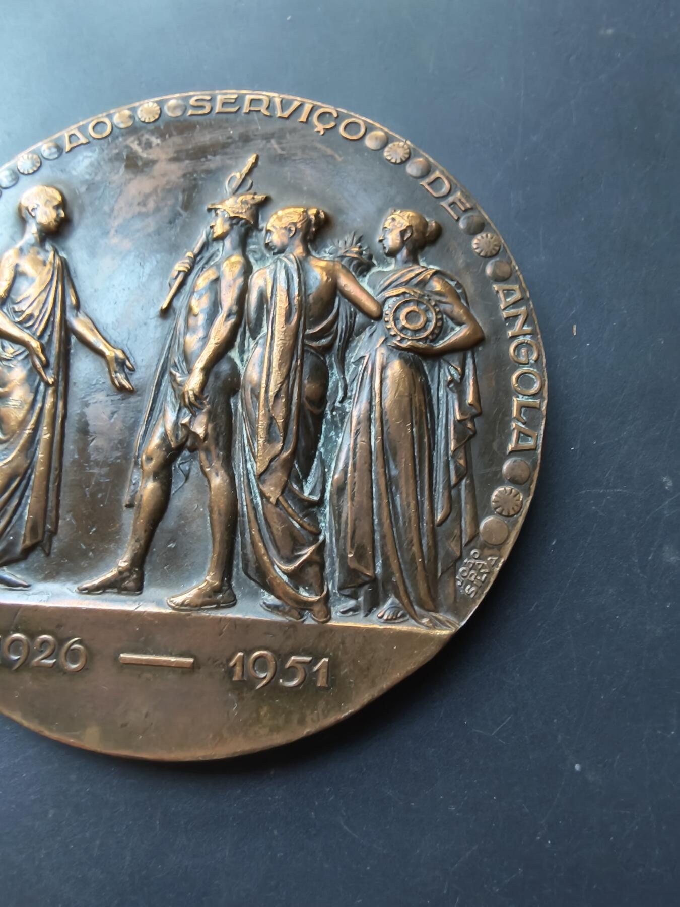 老王徽章第192期 葡萄牙安哥拉银行25周年大铜章      发行于1951年葡萄牙殖民时期      直径85mm      重量329.3g