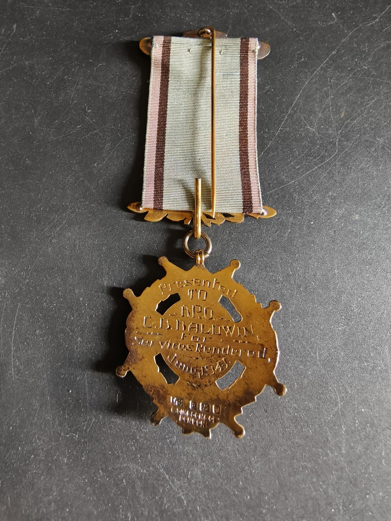 老王徽章第192期 英国皇家野牛兄弟会奖章     925银镀金珐琅     26.6g     早期手刻铭文