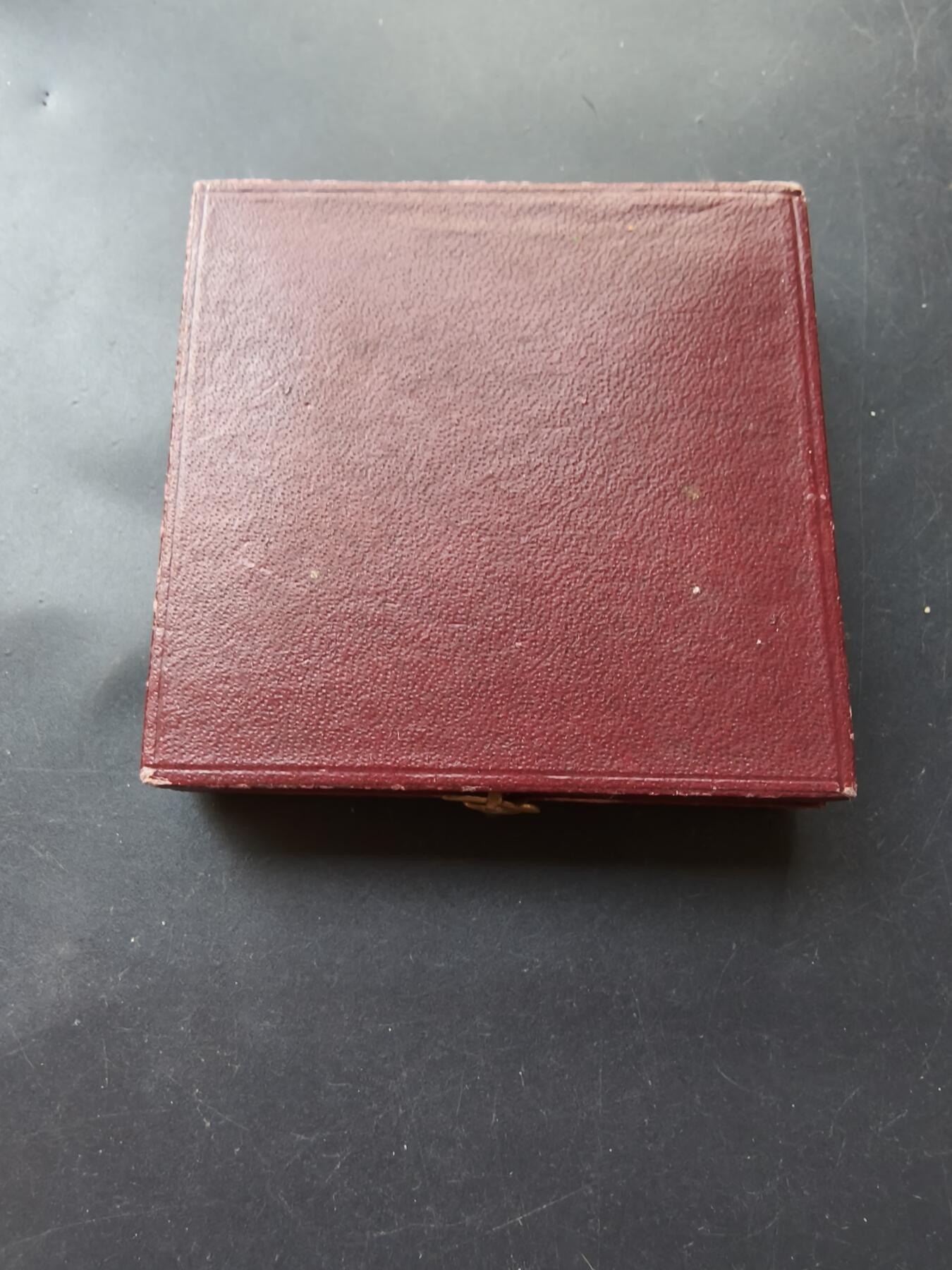 老王徽章第192期 法国射击协会射击竞赛大铜章     大师弗莱斯版     原盒      直径50mm      重量59.2g