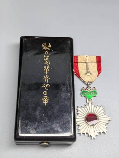 小驴勋章奖章收藏4月18日周六晚六点拍卖（珍爱和平，收藏战争，铭记历史，勿忘国耻，忠党爱国。有偿代拍，送拍规则在简介最后，参拍须阅读规则后再参拍，关系到运费包装发货时效真假辨别等关键信息，拍卖时不再发原图，看大图店主微信码在拍卖店铺介绍里或者找我要） 勋六等单光旭日章，银质七宝烧，带大漆盒，白色珐琅有伤