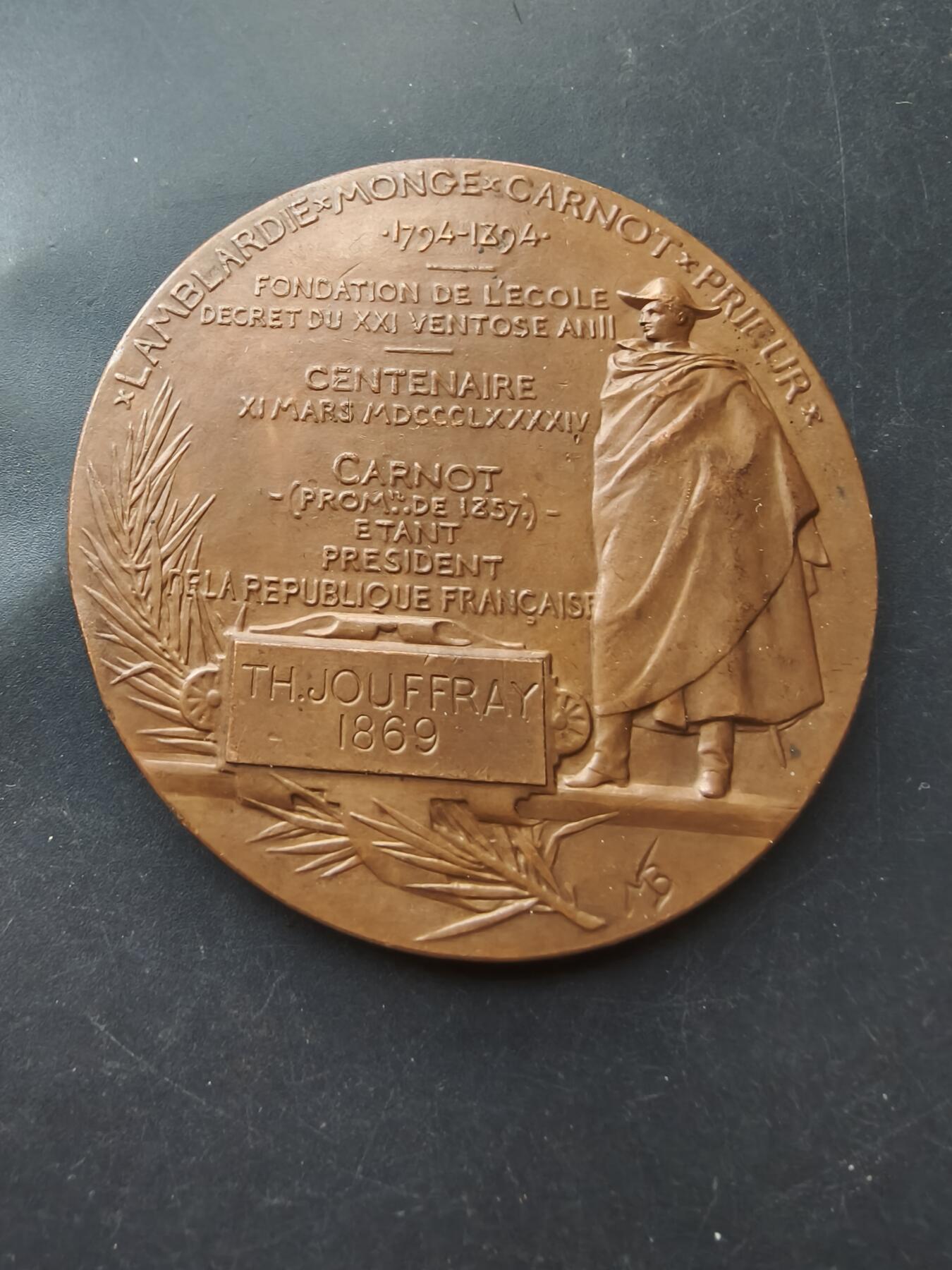 老王徽章第192期 法国巴黎综合理工学院建校百年大铜章    原盒     新古典主义名作    大师马克西米连·布尔乔亚作品       直径68mm      重量149.3g