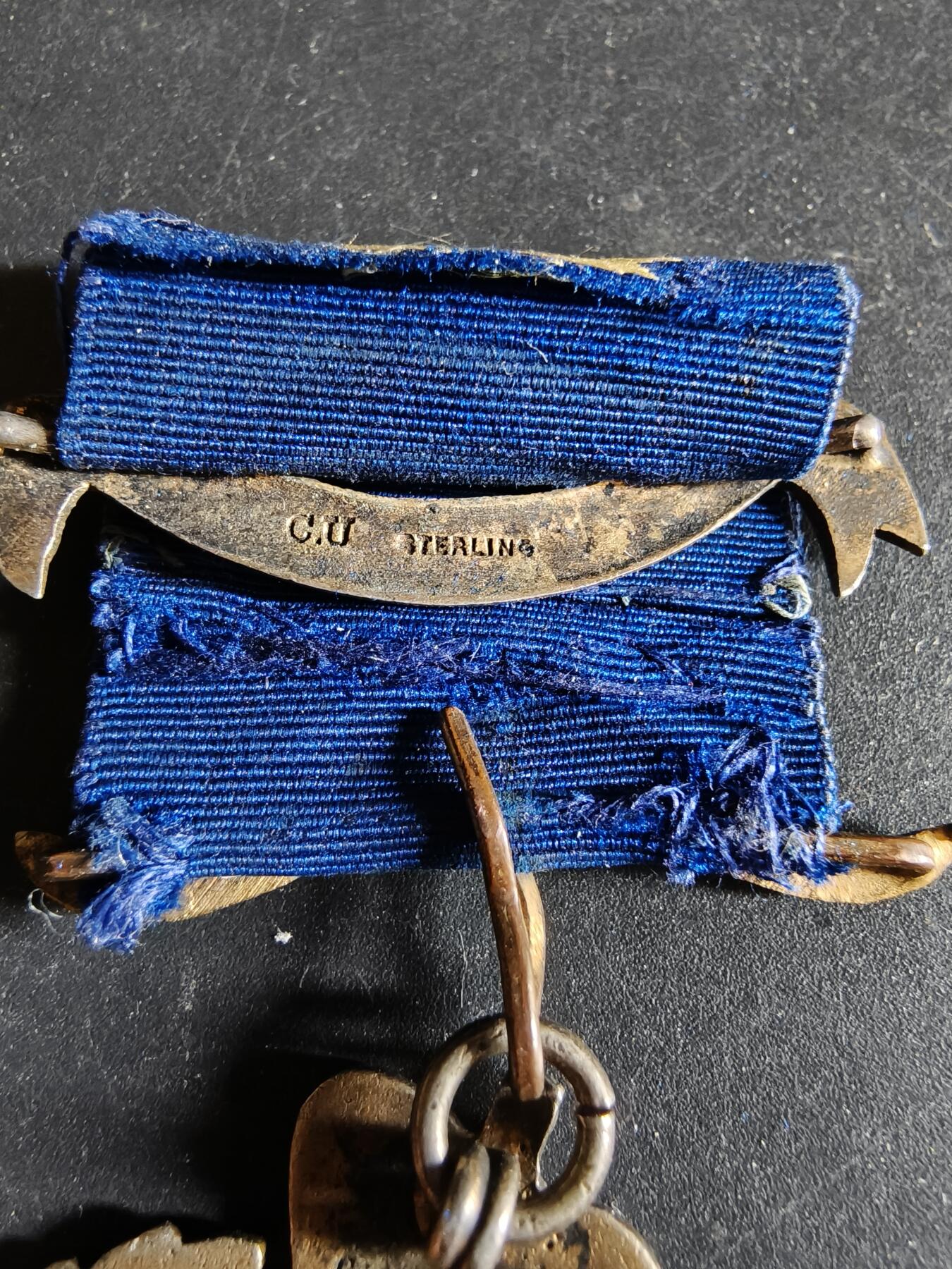 老王徽章第192期 英国皇家野牛兄弟会奖章     925银镀金珐琅     早期手刻铭文      21.2g