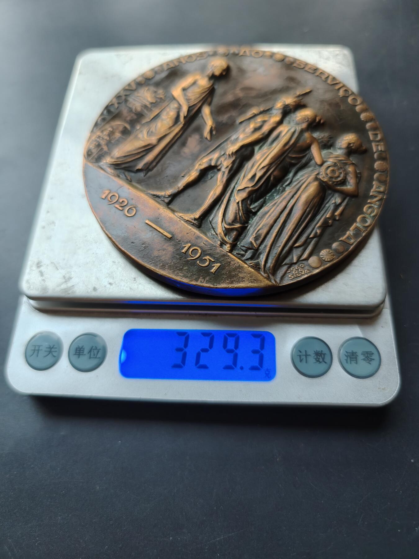 老王徽章第192期 葡萄牙安哥拉银行25周年大铜章      发行于1951年葡萄牙殖民时期      直径85mm      重量329.3g